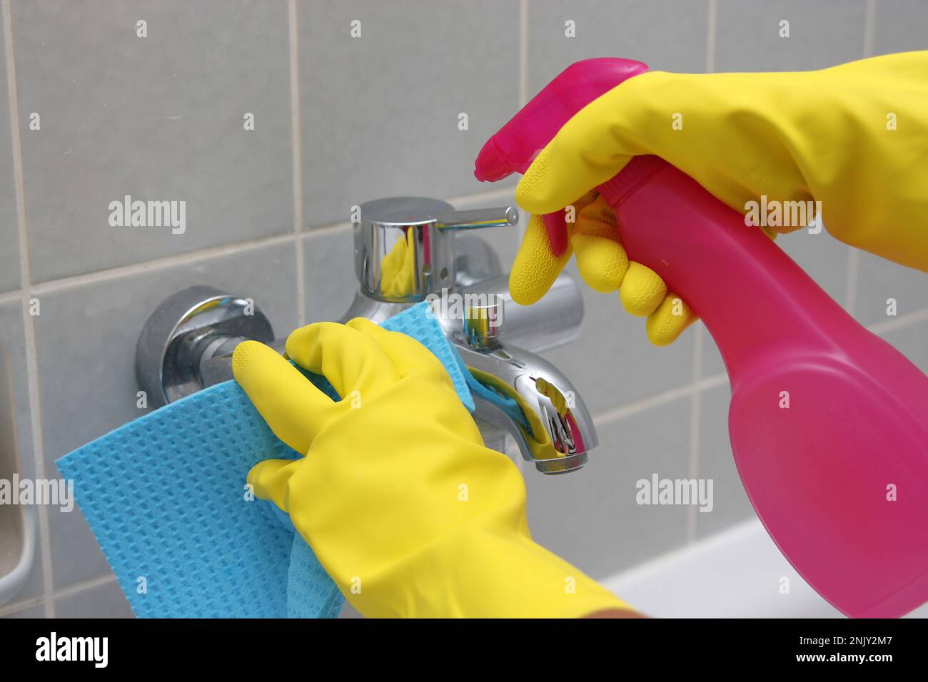 donna pulizia bagno Foto Stock