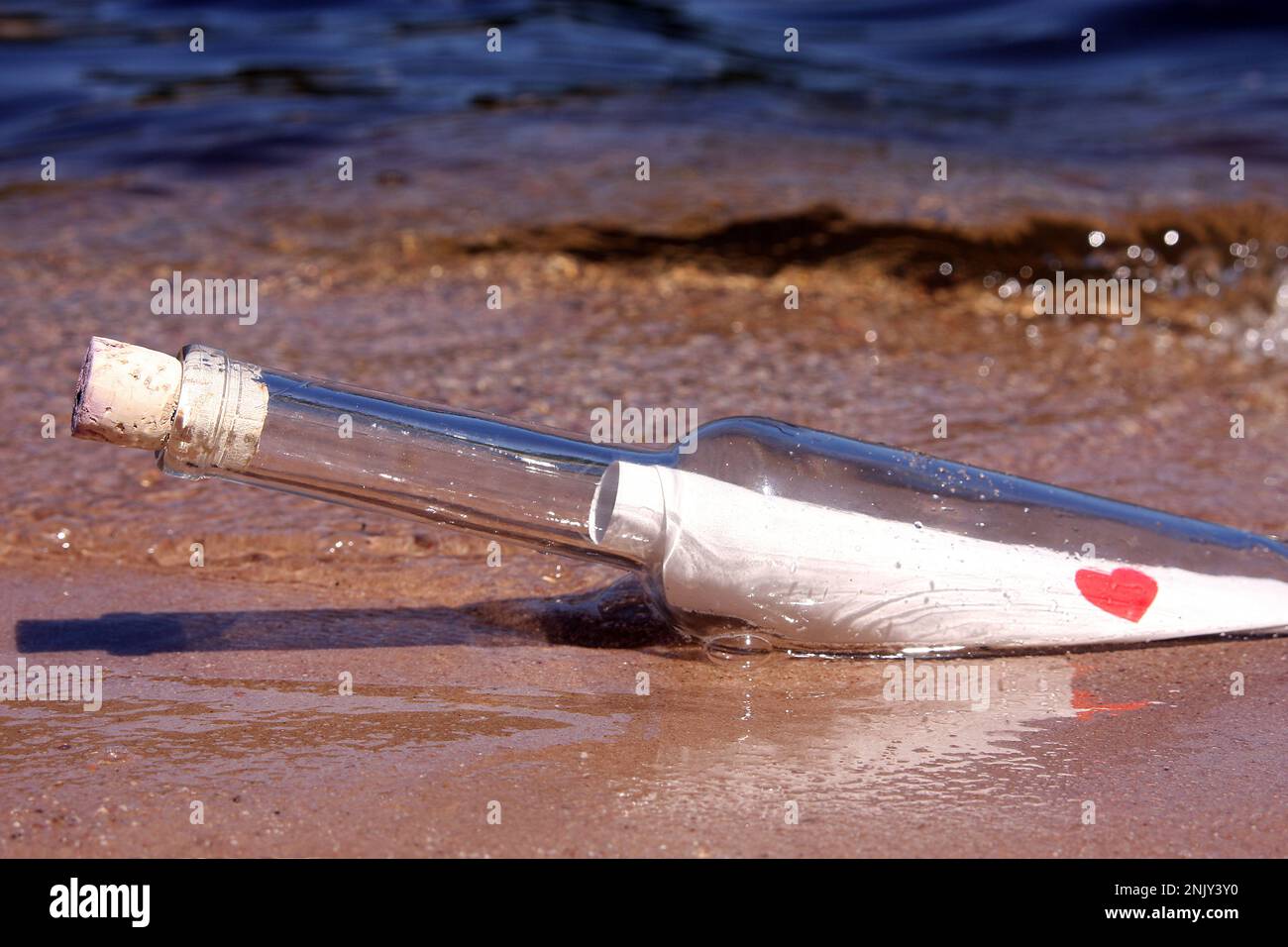 lettera d'amore in bottiglia, lavata su una spiaggia Foto Stock