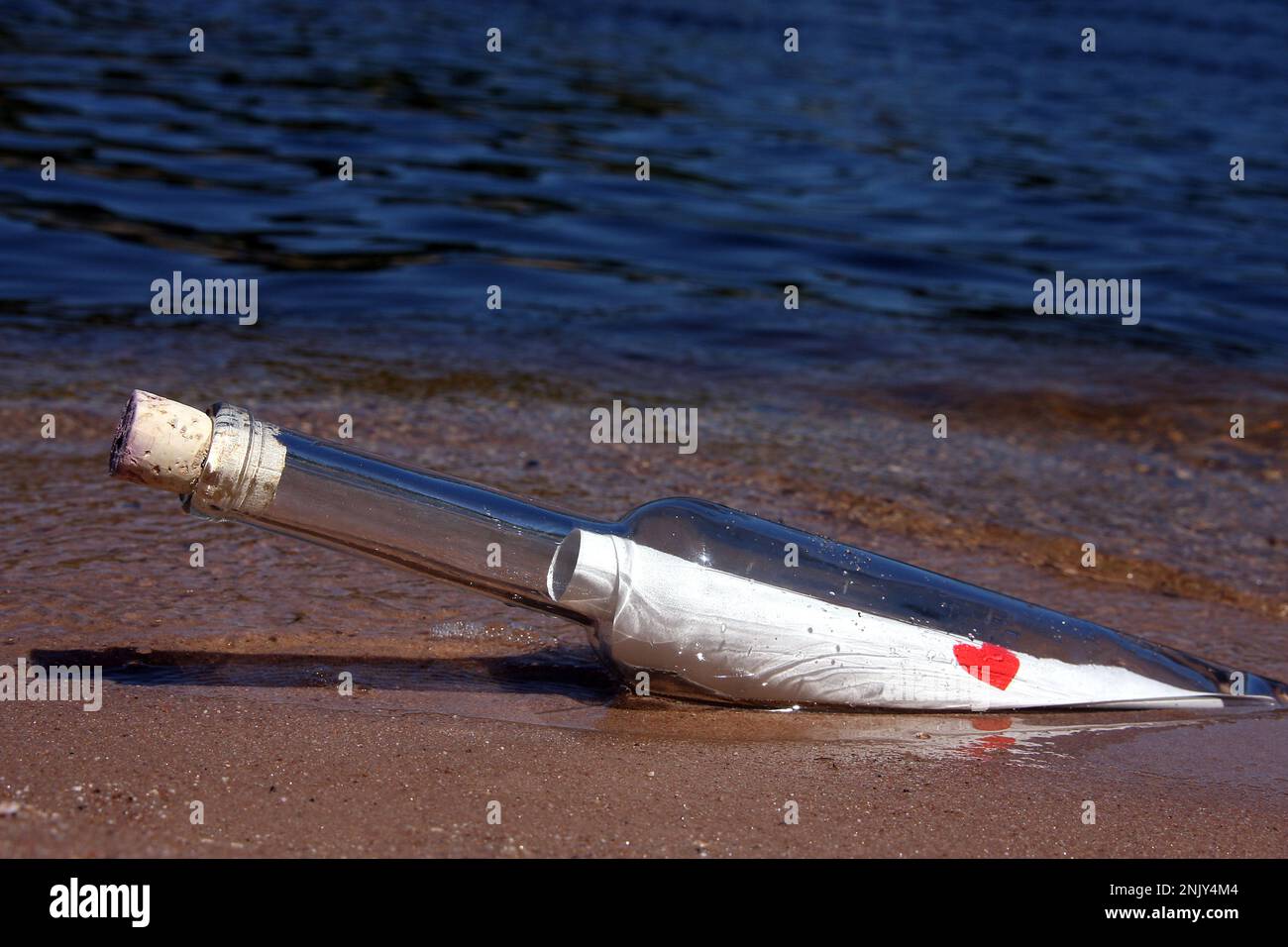 lettera d'amore in bottiglia, lavata su una spiaggia Foto Stock