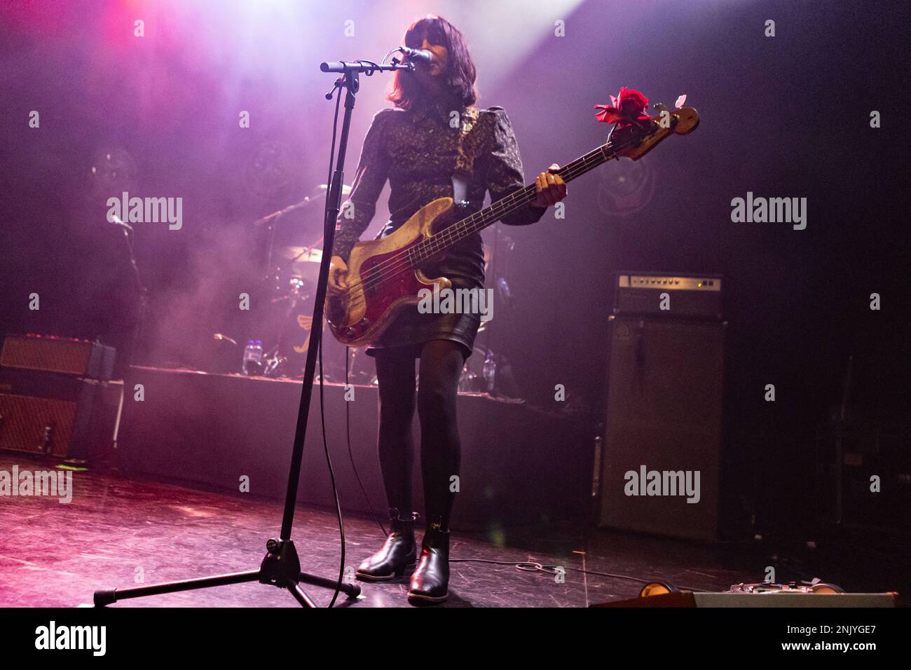 Oslo, Norvegia. 22nd Feb, 2023. La rock band americana Pixies si esibisce in un concerto dal vivo al Sentrum Scene di Oslo. Qui il bassista Paz Lenchantin è visto dal vivo sul palco. (Photo Credit: Gonzales Photo/Alamy Live News Foto Stock