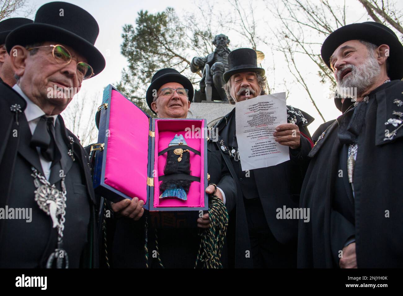 Un membro della Confraternita Sardina tiene la bara con la Sardina e a sua destra un altro membro grida al pubblico la proclamazione dell'anno, prima di iniziare la celebrazione della sepoltura del carnevale della Sardina che ha girato le strade di Madrid. La sepoltura della sardina è una processione funebre che si celebra ogni Mercoledì delle Ceneri, per dire Arrivederci alla settimana di carnevale a Madrid, si ritiene che la festa risale al 18th ° secolo. Si festeggia il passaggio ai quaranta giorni precedenti l'arrivo della settimana Santa. Foto Stock