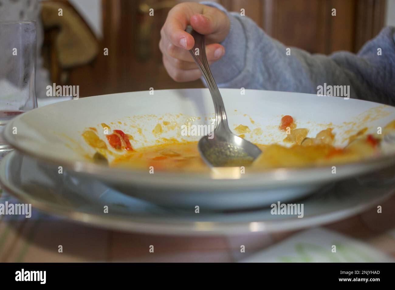 mangiare un piatto sano di merluzzo con ceci Foto Stock