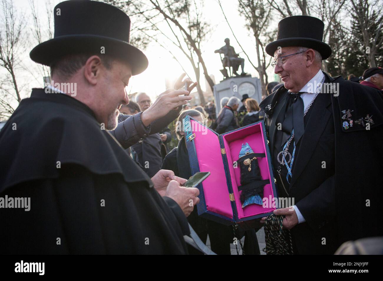 Madrid, Spagna. 22nd Feb, 2023. Un membro della Confraternita Sardina mostra la bara con la sardina all'interno al pubblico, prima di iniziare la celebrazione della sepoltura del carnevale Sardino che ha girato per le strade di Madrid. La sepoltura della sardina è una processione funebre che si celebra ogni Mercoledì delle Ceneri, per dire Arrivederci alla settimana di carnevale a Madrid, si ritiene che la festa risale al 18th ° secolo. Si festeggia il passaggio ai quaranta giorni precedenti l'arrivo della settimana Santa. (Foto di Luis Soto/SOPA Images/Sipa USA) Credit: Sipa USA/Alamy Live News Foto Stock
