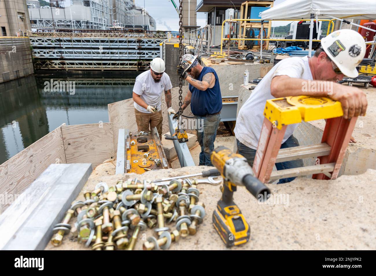 Un equipaggio meccanico con gli Stati Uniti Army Corps of Engineers Medium Capacity Fleet lavora per riparare il sistema di ancoraggio per una saracinesca presso la New Cumberland Locks and Dam sul fiume Ohio a Moraine, Ohio, 10 agosto 2022. La flotta ha lavorato per sostituire i cancelli d'angolo a monte e a valle della serratura ausiliaria, con riparazioni che dovrebbero essere completate entro il 2024. La flotta a media capacità ha sede a Pittsburgh, ma è gestita dal distretto di Huntington per eseguire progetti di manutenzione e riparazione sui fiumi per la navigazione fluviale. La struttura New Cumberland è gestita dagli Stati Uniti Esercito Co Foto Stock