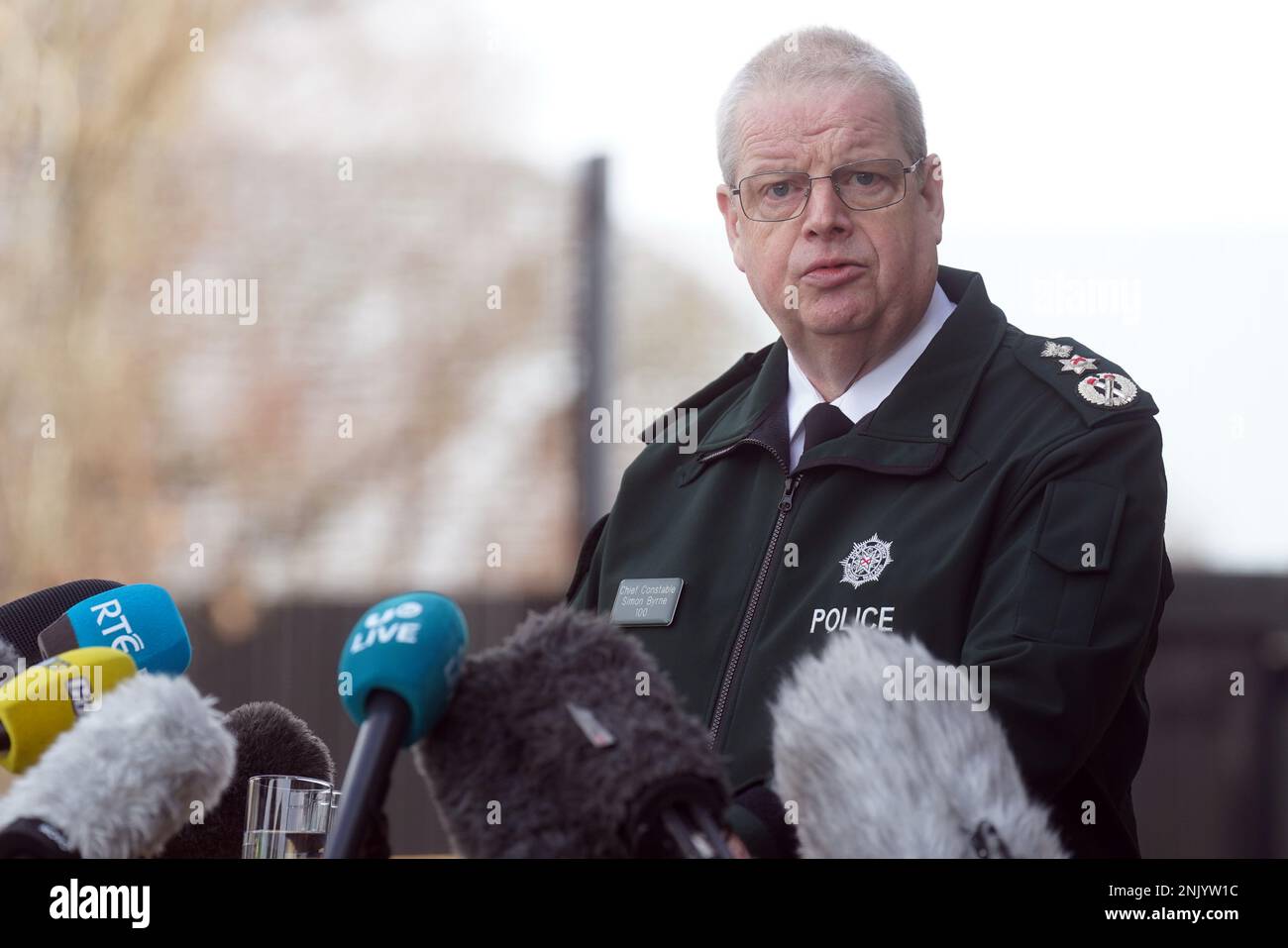 Il Capo Constable Simon Byrne del Servizio di polizia dell'Irlanda del Nord (PSNI) parla con i media al di fuori della sede centrale di PSNI a Belfast, a seguito della sparatoria del Capo ispettore fuori servizio John Caldwell il mercoledì sera. Il signor Caldwell è stato sparato più volte da uomini mascherati davanti ai giovani che aveva allenato. Rimane in una condizione critica ma stabile in ospedale dopo l'attacco. Data immagine: Giovedì 23 febbraio 2023. Foto Stock