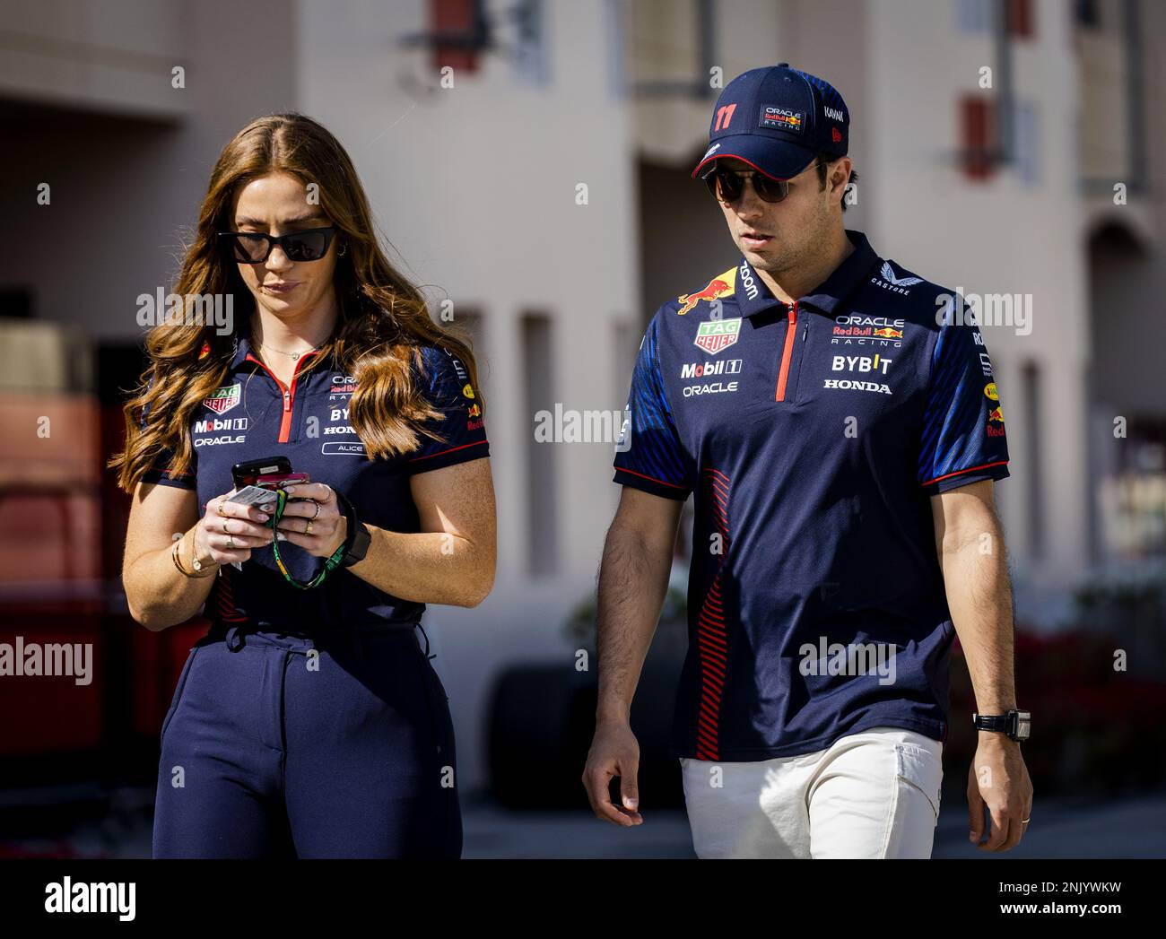 BAHRAIN - 23/02/2023, Sergio Perez (Red Bull Racing) (R) durante la prima giornata di test sul Bahrain International Circuit in vista dello start della stagione di Formula 1. ANP SEM VAN DER WAL Foto Stock