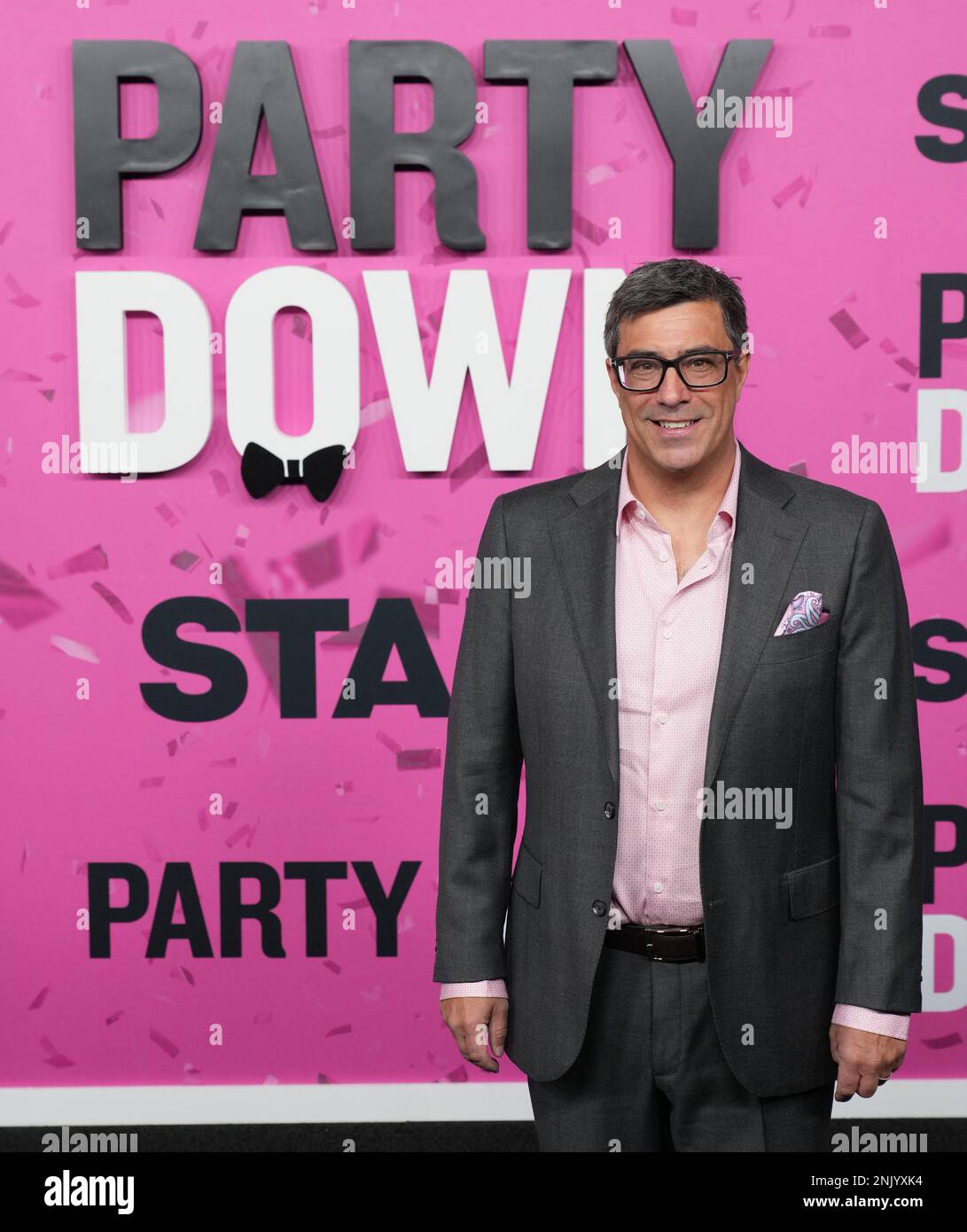 John Enbom arriva al party DOWN Season 3 Premiere dello STARZ, che si tiene presso il Regency Bruin Theater di Westwood, CA, mercoledì 22 febbraio 2023. (Foto di Sthanlee B. Mirador/Sipa USA) Foto Stock