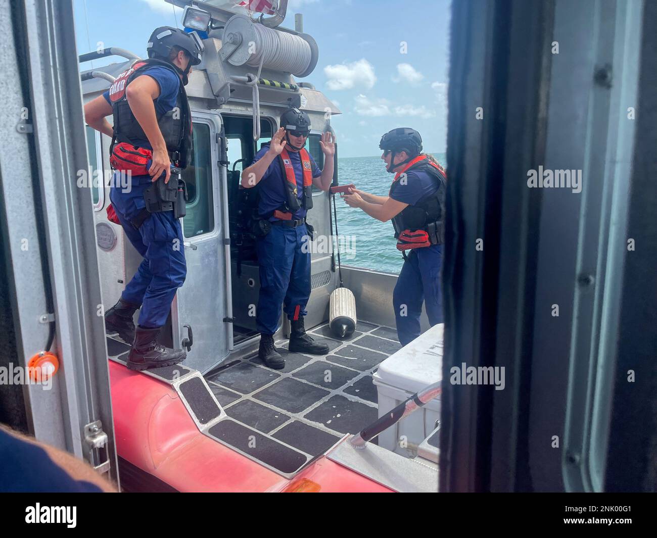 Coast Guard Station Islamorada imbarco membri del team Petty Officer 2nd Class Amanda Matos e Seaman Andrea Stone treno per navi non conformi, 10 agosto 2022, Islamorada, Florida. Stazione della Guardia Costiera Islamorada è un'unità multi-missione pronta a rispondere alle missioni di ricerca e salvataggio e di applicazione della legge. Foto Stock