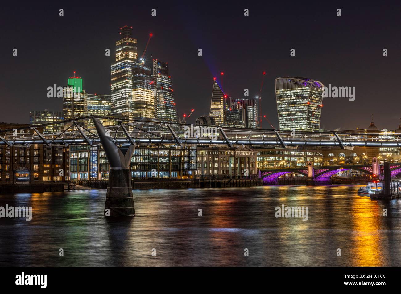 Il Tamigi, la città e il Millennium Bridge di notte, Londra, Inghilterra, Regno Unito Foto Stock