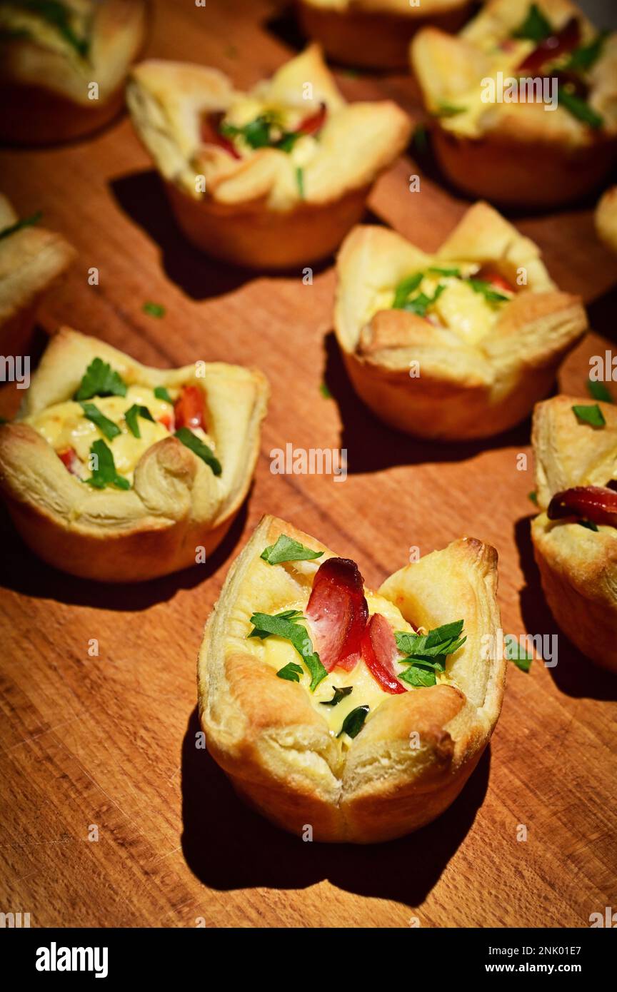 Squisita pasticceria Puff con formaggio e salsiccia di chorizo Foto Stock
