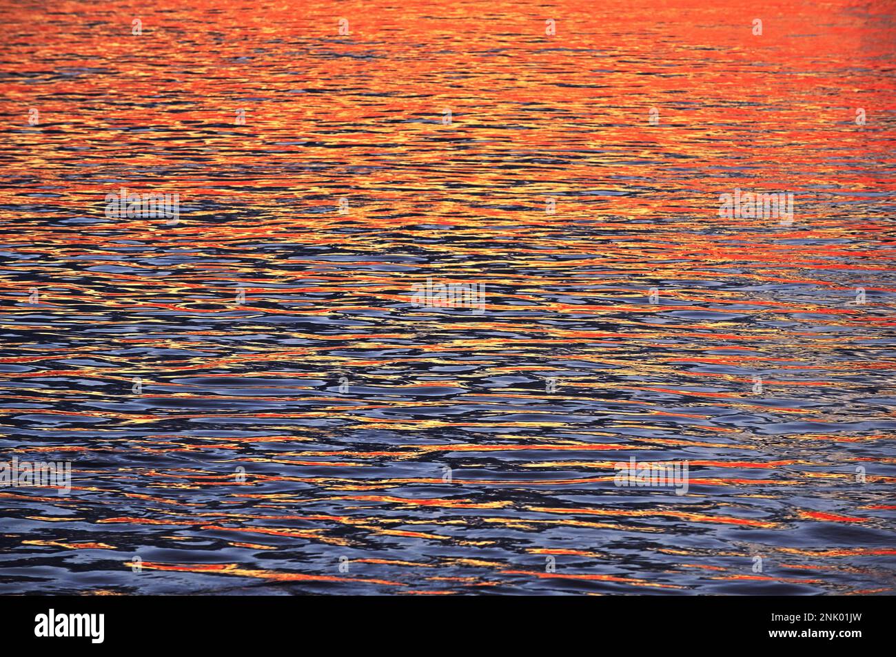 Primo piano colorato Abstract Alba riflessione sul Danubio a Galati, Romania Foto Stock