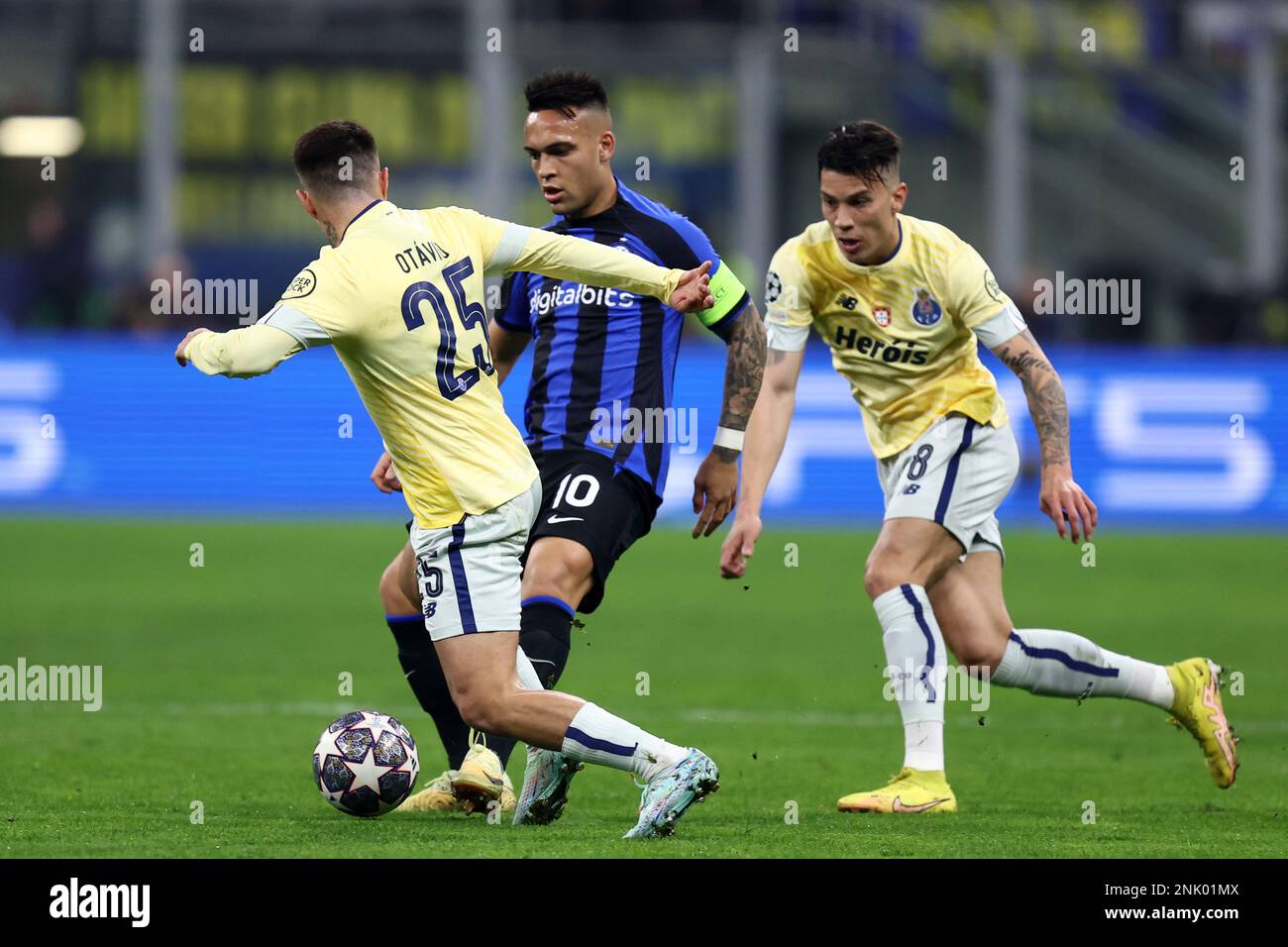 Milano Italia . Il 22 febbraio 2023, Otavio Edmilson del FC Porto e Lautaro Martinez del FC Internazionale combattono per la palla durante il round UEFA Champions League del 16 prima tappa tra FC Internazionale e FC Porto allo Stadio Giuseppe Meazza il 22 febbraio 2023 a Milano Italia . Foto Stock