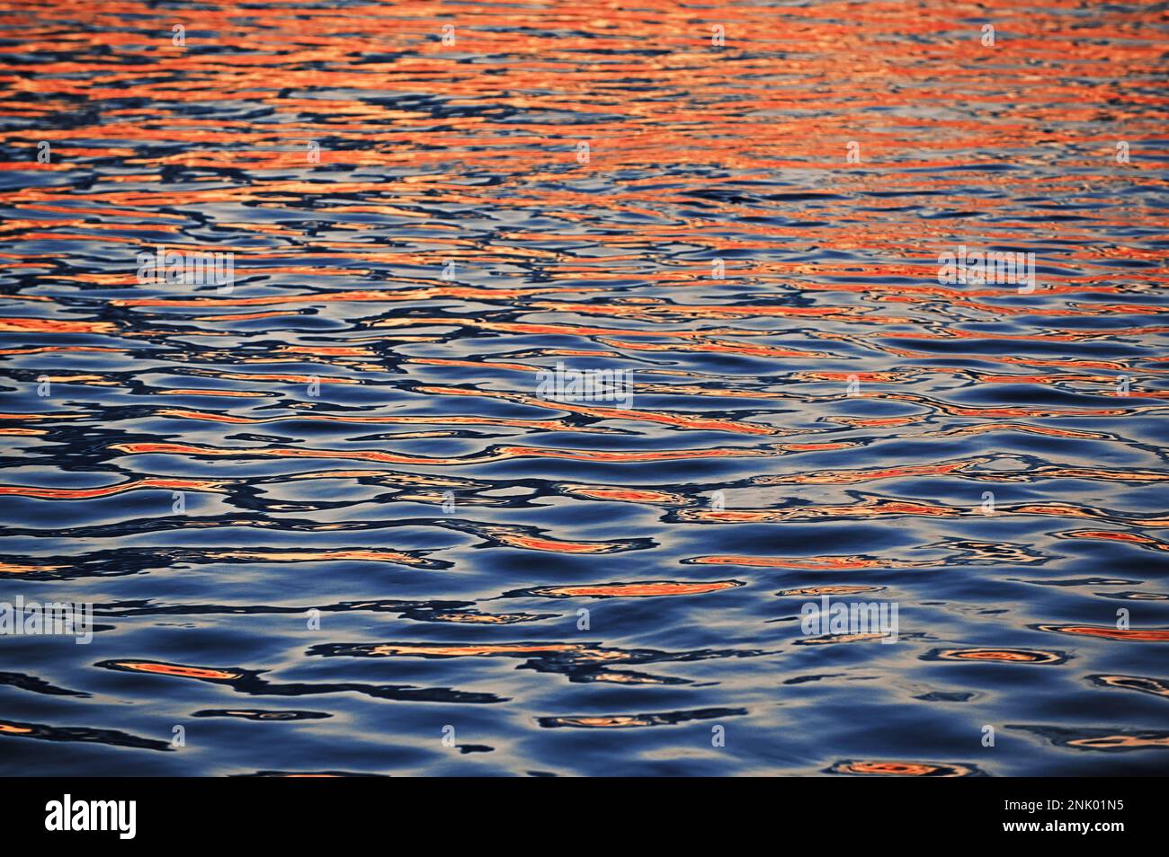Primo piano colorato Abstract Alba riflessione sul Danubio a Galati, Romania Foto Stock