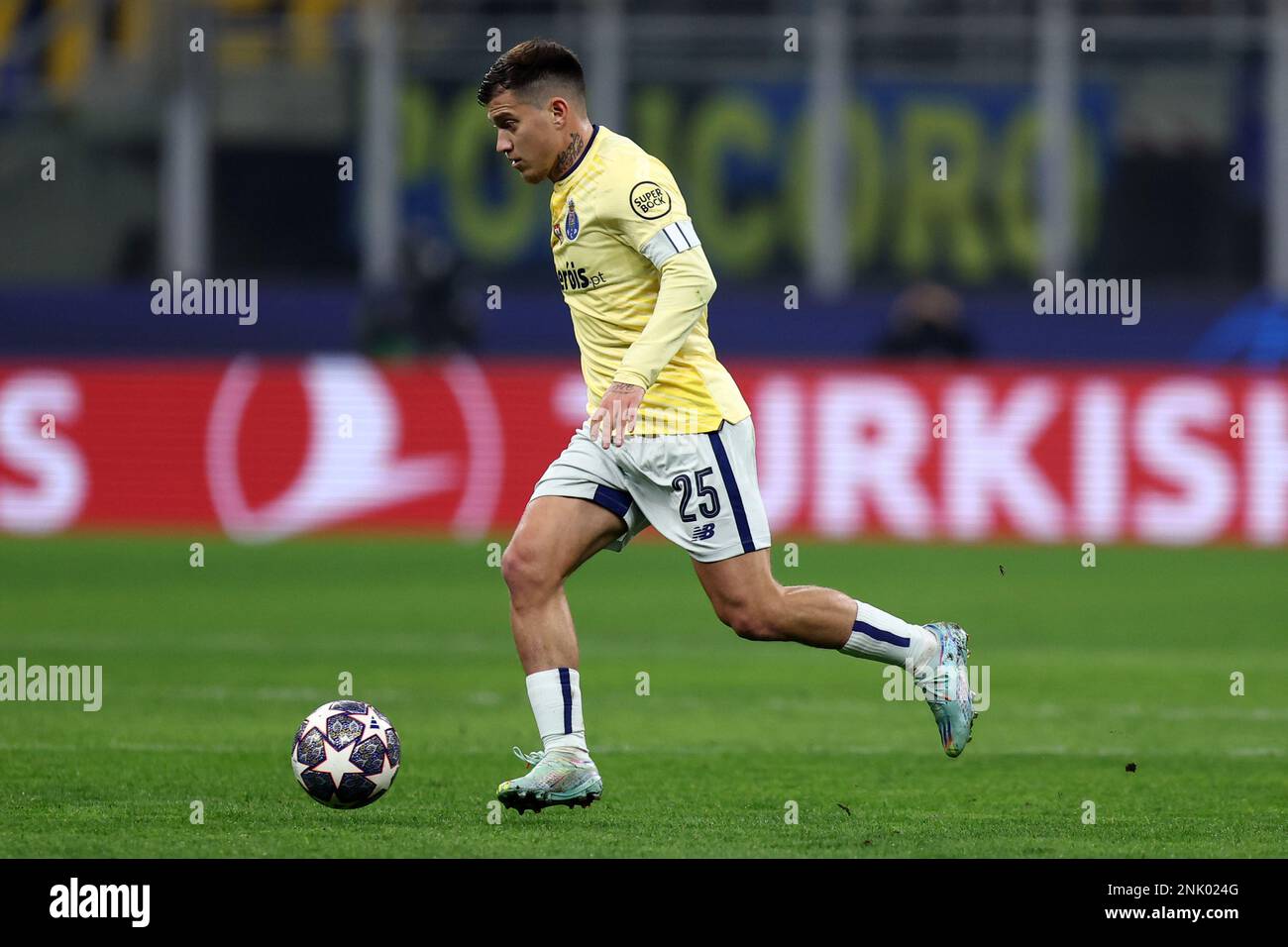 Milano Italia . 22 febbraio 2023, Otavio Edmilson del FC Porto controlla la palla durante il round della UEFA Champions League 16, prima tappa della partita tra FC Internazionale e FC Porto, allo Stadio Giuseppe Meazza il 22 febbraio 2023 a Milano Italia . Foto Stock