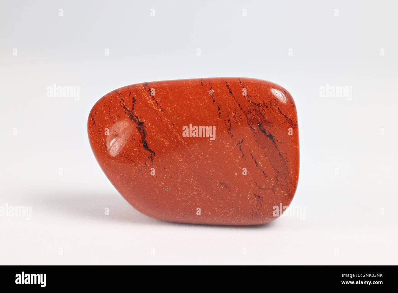 Jasper è una delle molte varietà di pietre preziose di quarzo. Il colore rosso è dovuto a inclusioni di ferro. Foto Stock