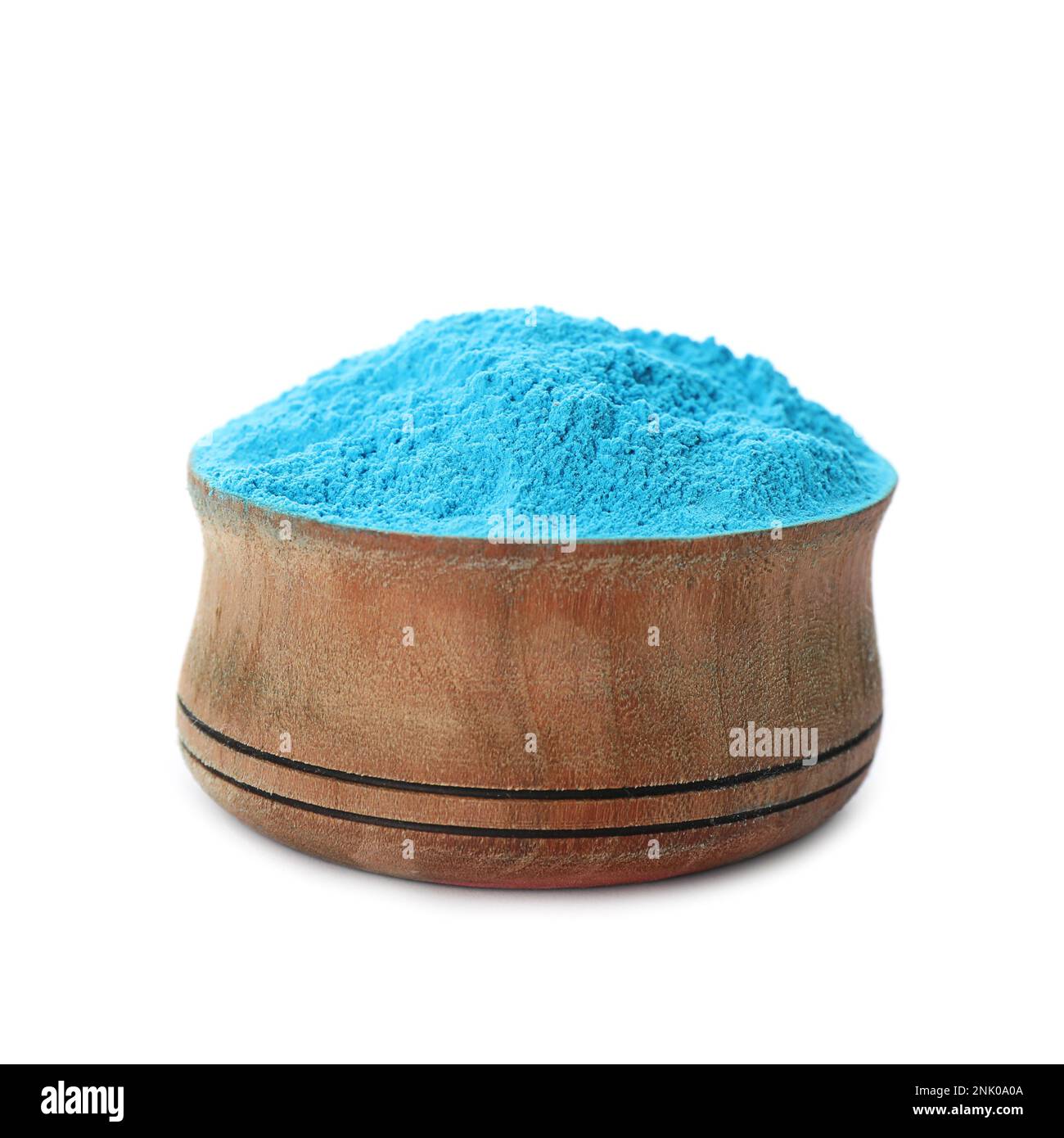 Colorante in polvere azzurro nella ciotola su sfondo bianco. Festa di Holi Foto Stock