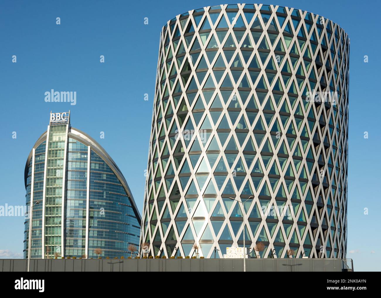 L'Ellipse Center ha ribaltato l'edificio degli uffici e il Benchmark Business Centre a Sofia, Bulgaria, Europa orientale, Balcani, UE Foto Stock