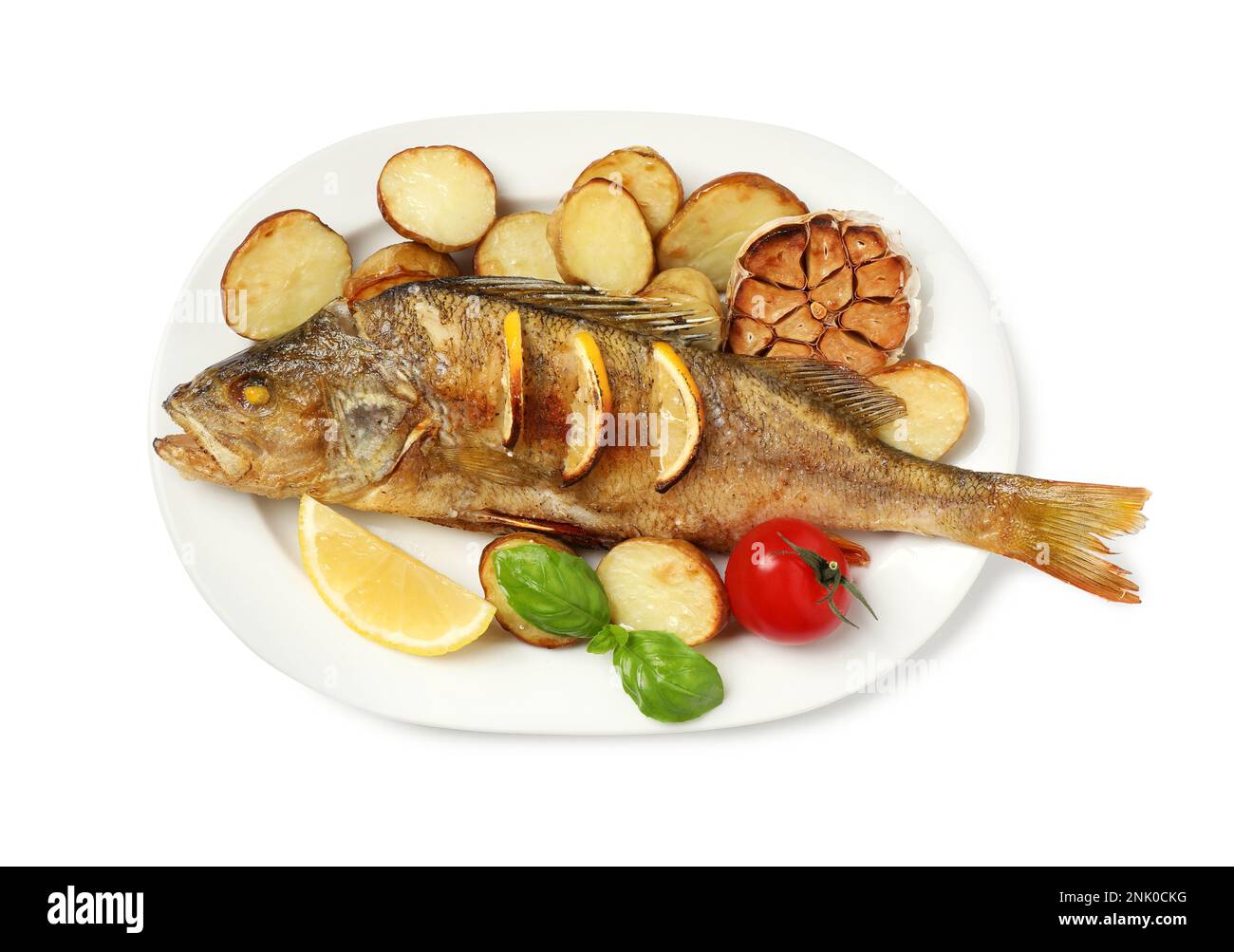 Gustoso persico arrosto fatto in casa con decorazione su sfondo bianco, vista dall'alto. Pesce di fiume Foto Stock