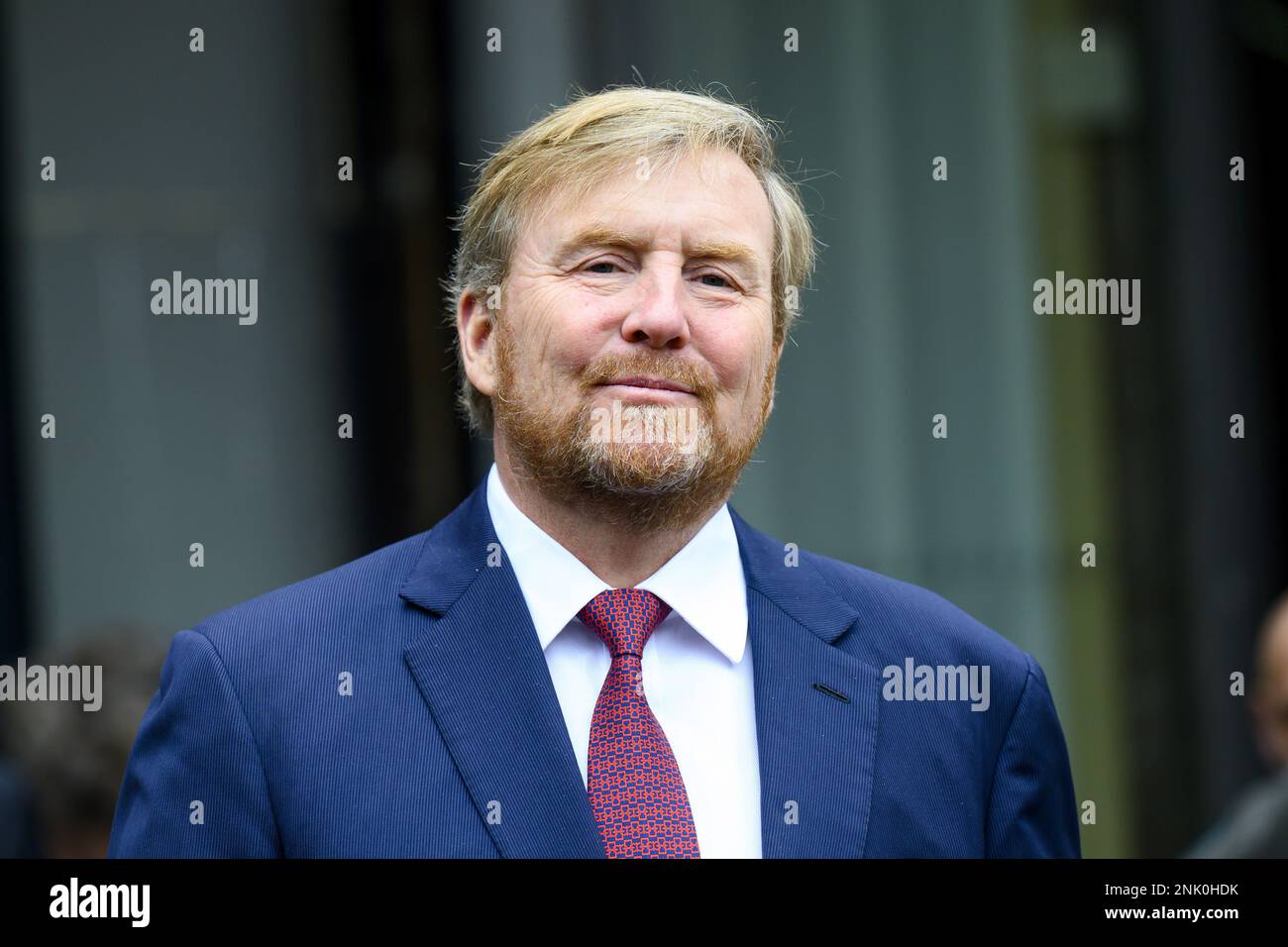 DEN BOSCH - Re Willem-Alexander presso il cantiere durante una visita al progetto di edilizia collettiva di Boschgaard, che è pionieristico nel campo della costruzione sostenibile e del lavoro autonomo. La forma cooperativa del progetto, gli aspetti sociali e la sostenibilità sono stati fondamentali durante la visita. ANP POOL PATRICK VAN EMST olanda fuori - belgio fuori Foto Stock