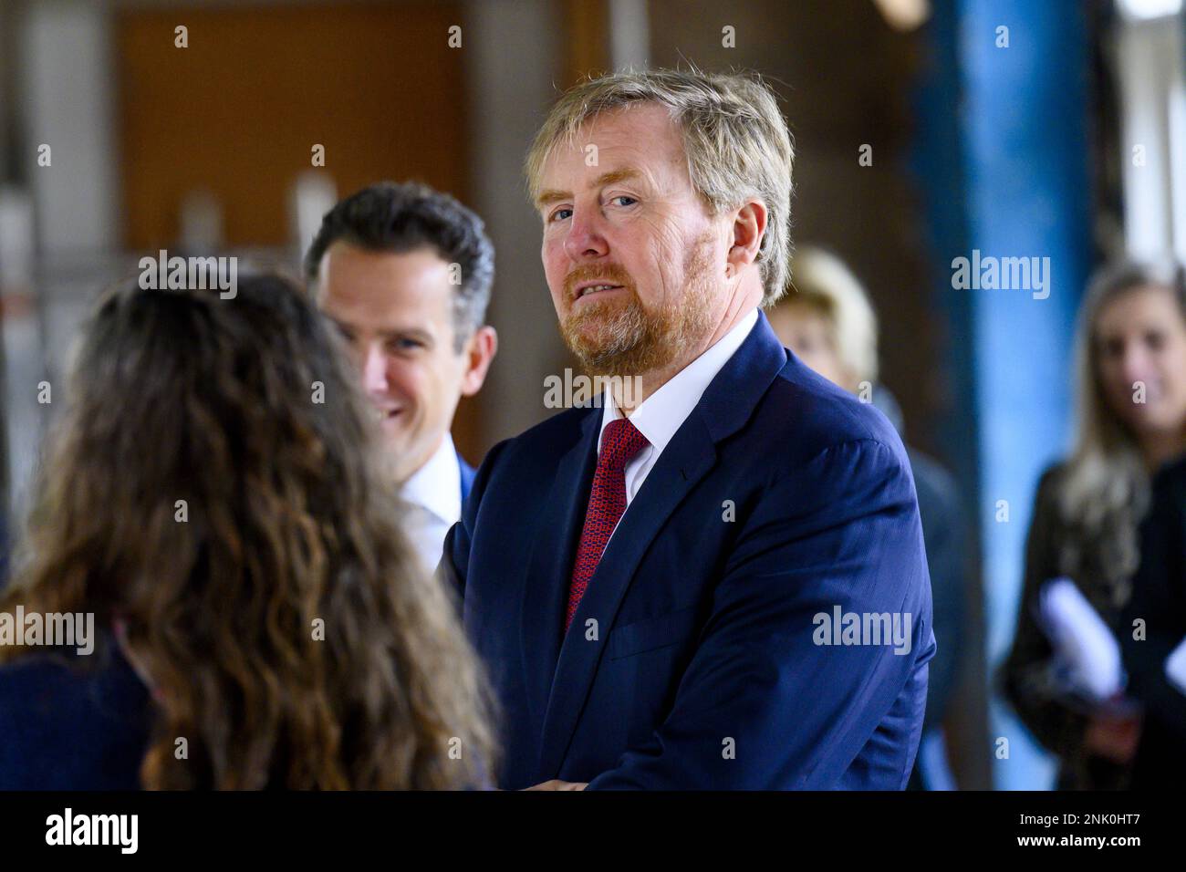 DEN BOSCH - Re Willem-Alexander durante una visita al progetto di edilizia collettiva di Boschgaard, che è pionieristico nel campo della costruzione sostenibile e del lavoro autonomo. La forma cooperativa del progetto, gli aspetti sociali e la sostenibilità sono stati fondamentali durante la visita. ANP POOL PATRICK VAN EMST olanda fuori - belgio fuori Foto Stock