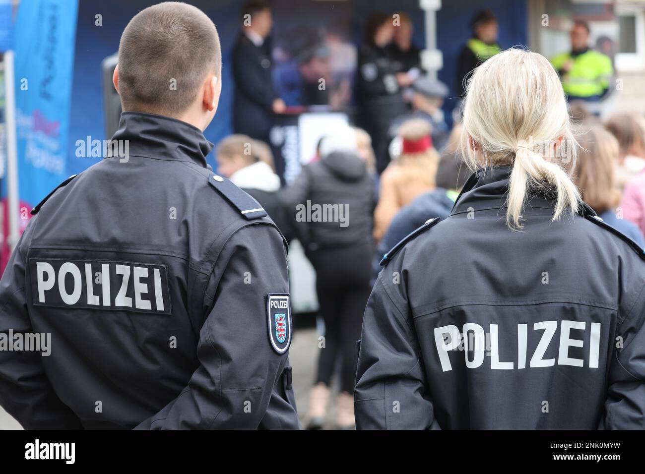 Erfurt, Germania. 23rd Feb, 2023. Nel cortile della Kommunale Gesamtschule am Schwemmbach, durante l'apertura della campagna di reclutamento della polizia della Turingia, si trovano agenti di polizia. Credit: Bodo Schackow/dpa/Alamy Live News Foto Stock