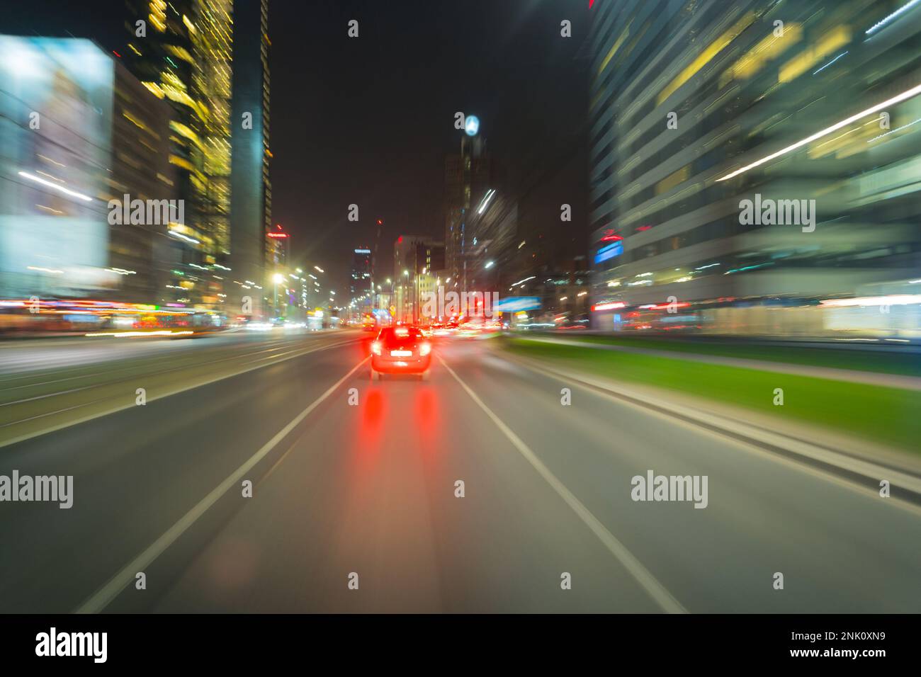 Guida veloce nella città notturna, sfocatura del movimento Foto Stock