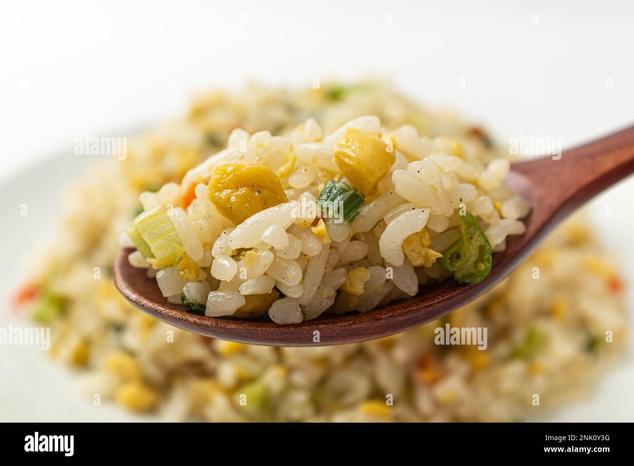 cultura alimentare cinese. piatti con uova. Riso e verdure fritte in padella Foto Stock