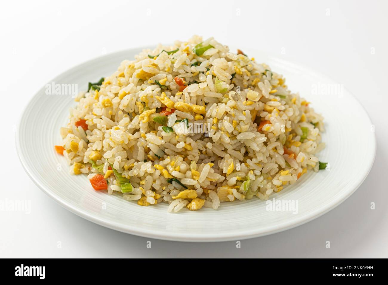 cultura alimentare cinese. piatti con uova. Riso e verdure fritte in padella Foto Stock