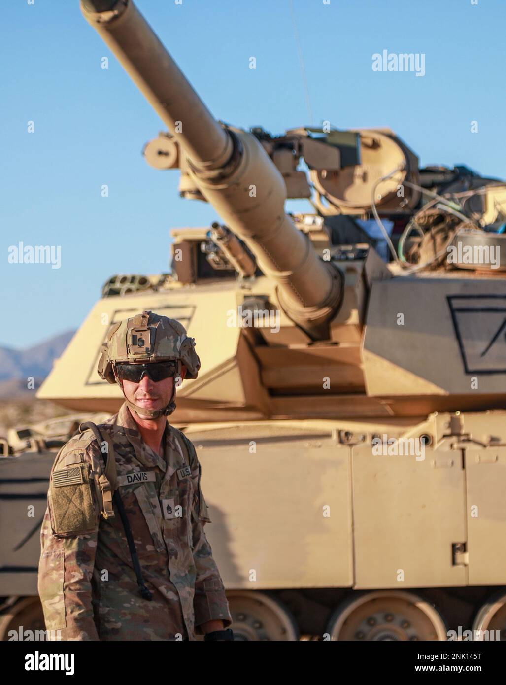 NEGLI STATI UNITI I soldati assegnati a 2nd battaglione, 70th reggimento dell'armatura, 2nd squadra di combattimento della Brigata Armorata, 1st divisione di fanteria preparano per il movimento durante la rotazione decisiva di azione 22-09 al centro nazionale di addestramento, Fort Irwin, Calif., 10th agosto 2022. Foto Stock