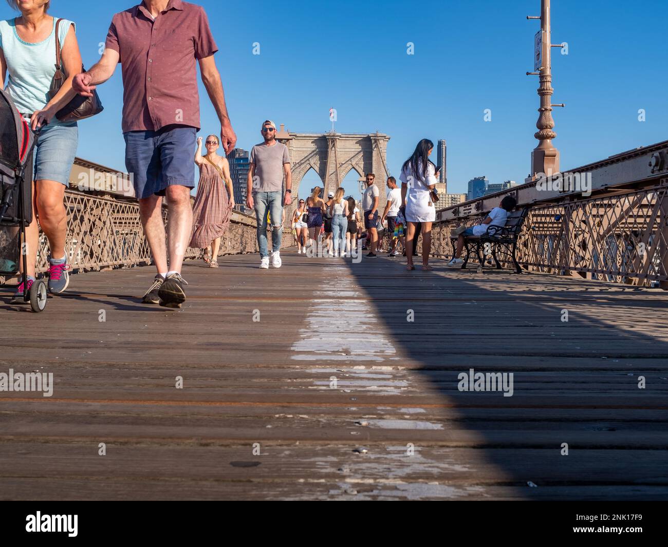 New York City, Stati Uniti - 21 agosto 2022: Numerosi pedoni che usano il lungomare del ponte di Brooklyn, presi in una giornata estiva di sole Foto Stock