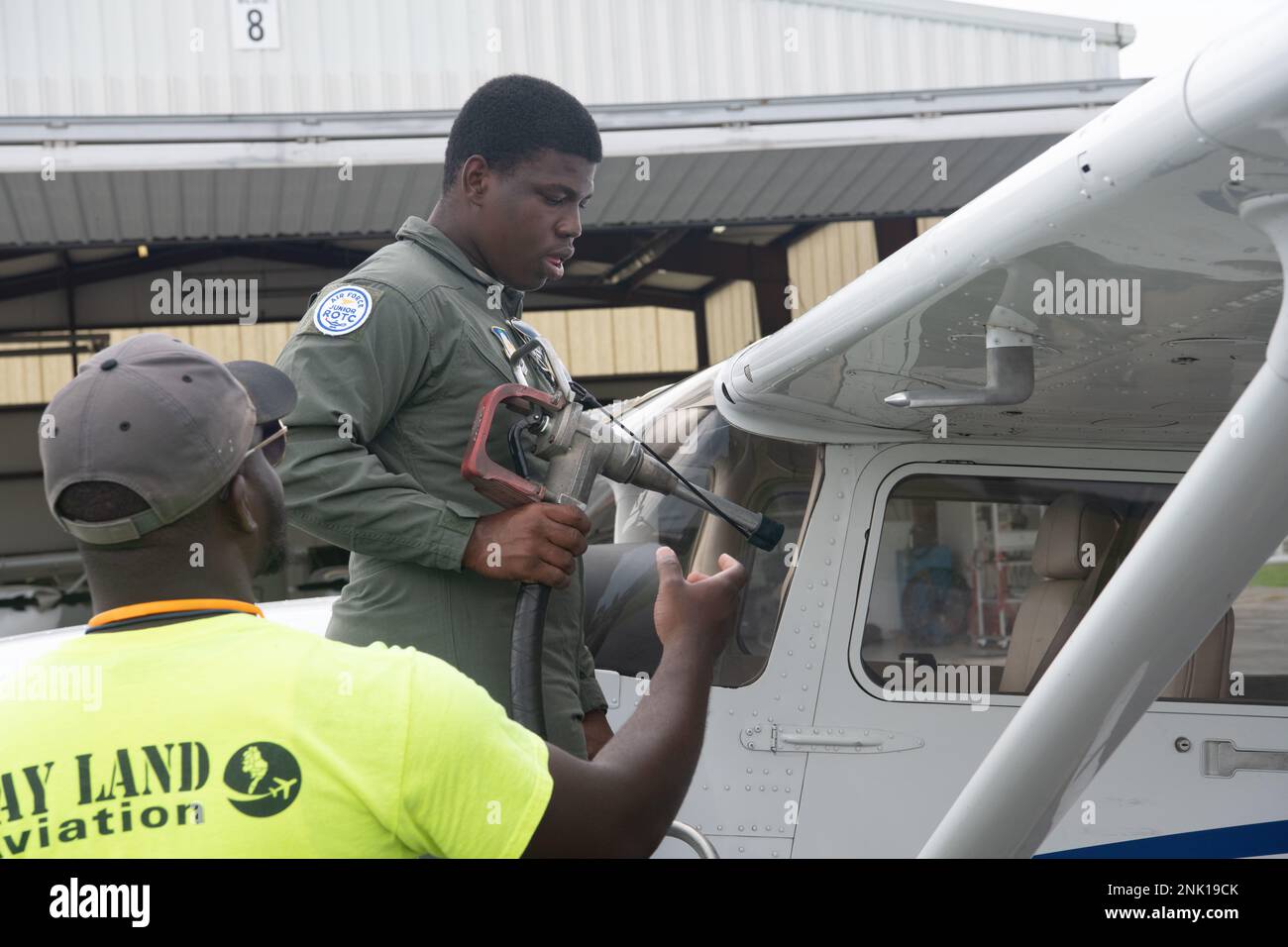 Il cadetto dell'aeronautica Matthew Mortimore, impara come alimentare un aereo a Salisbury, Maryland, 10 agosto 2022. Mortimore è nato in America, ma cresciuto in Giamaica fino a quando non è tornato in America per la scuola superiore e vuole continuare a pilotare come una carriera. Foto Stock