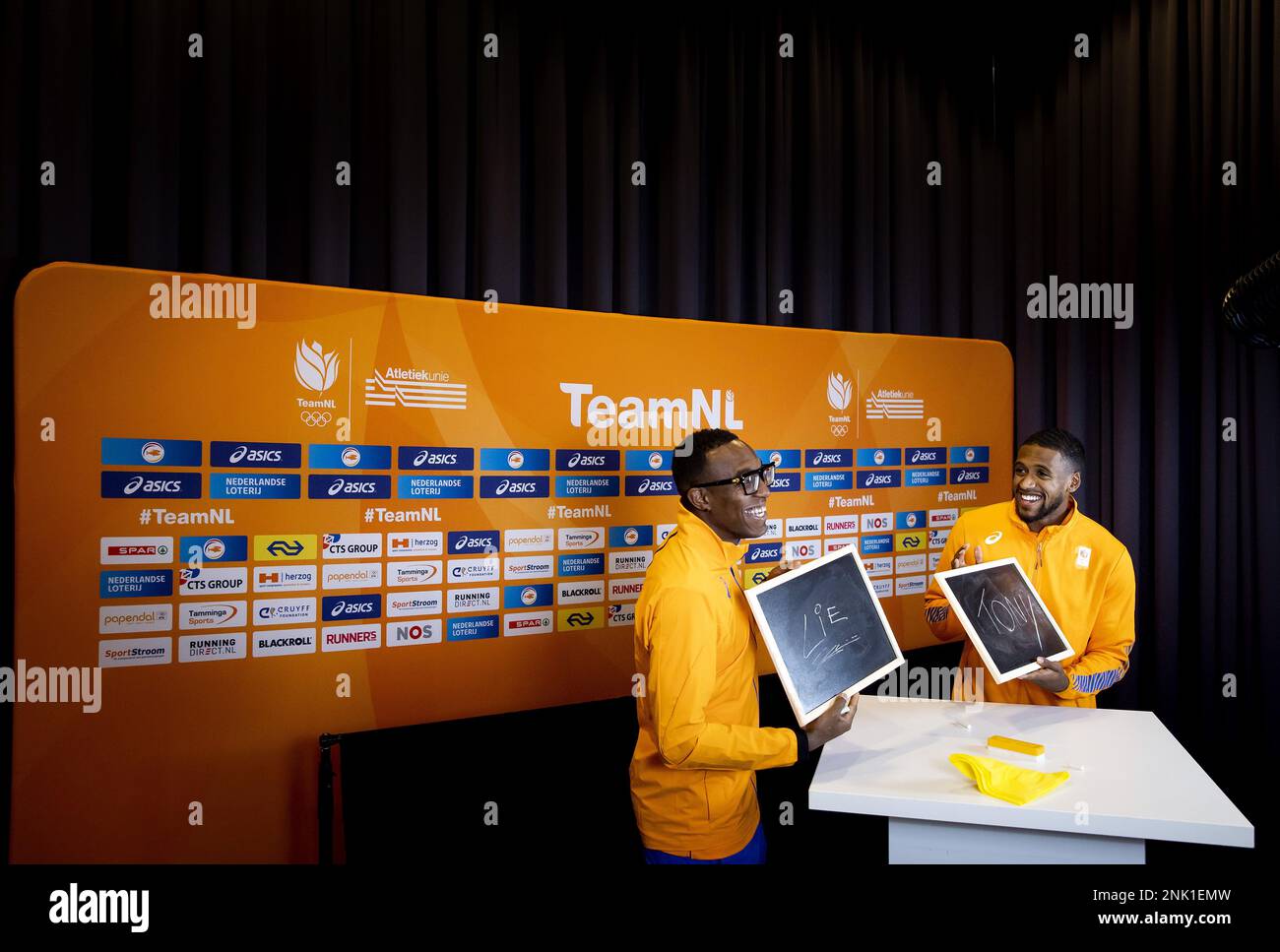 ARNHEM - Paesi Bassi, 23/02/2023, Liemarvin Bonevacia e Isayah Boers (R) nel corso di una riunione stampa dell'Unione Atletica a Papendal in vista dei campionati europei indoor di Istanbul all'inizio di marzo. ANP KOEN VAN WEEL Foto Stock