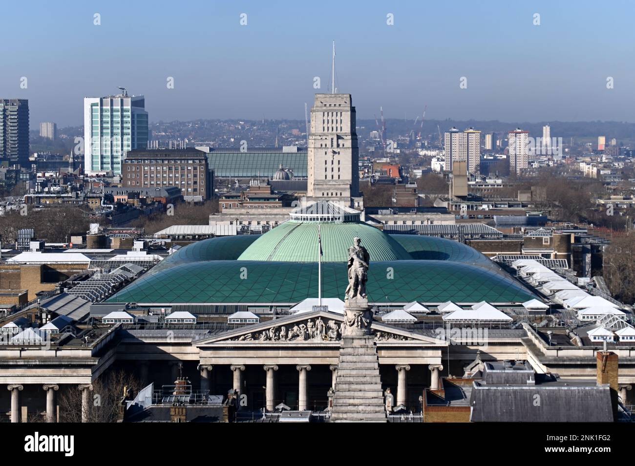 Una vista su Londra con il British Museum in primo piano e la Senate House dietro Foto Stock