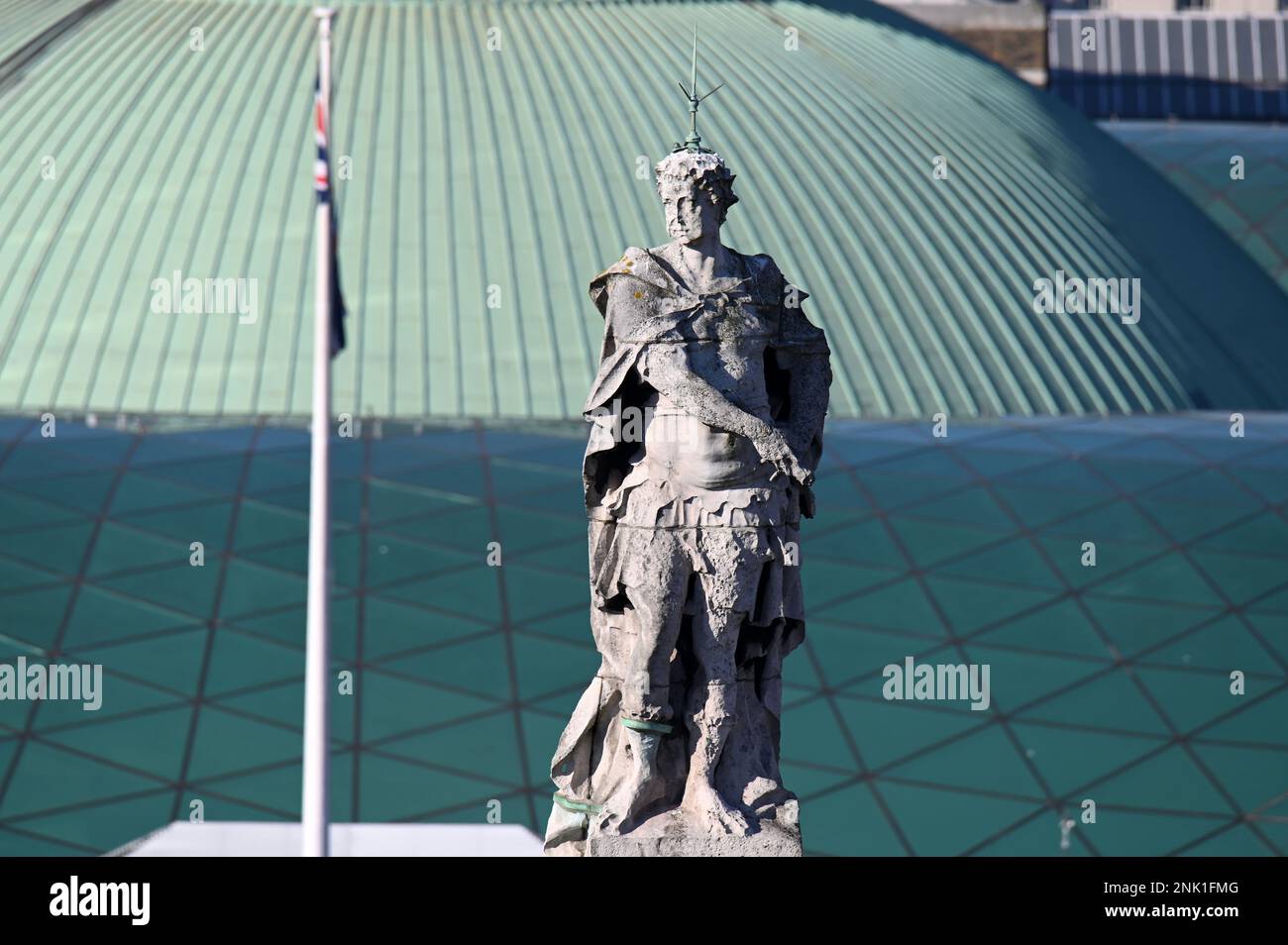 La statua di George i in cima alla chiesa di St George a Bloomsbury, di fronte al British Museum di Londra Foto Stock