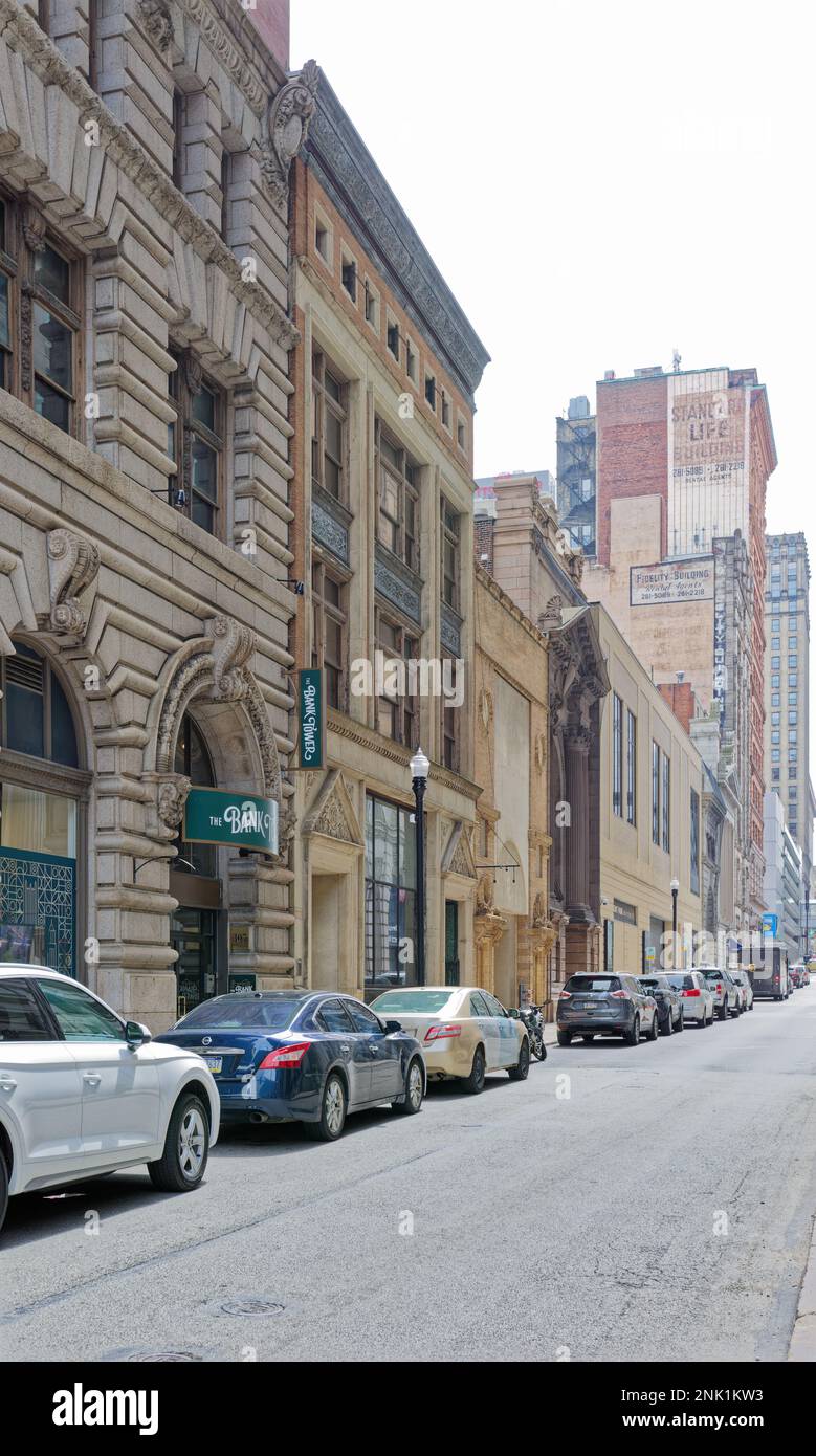 Pittsburgh Downtown: La Bank Tower era originariamente la Banca del risparmio della gente, un dettaglio ancora visibile nelle sculture in pietra. Foto Stock
