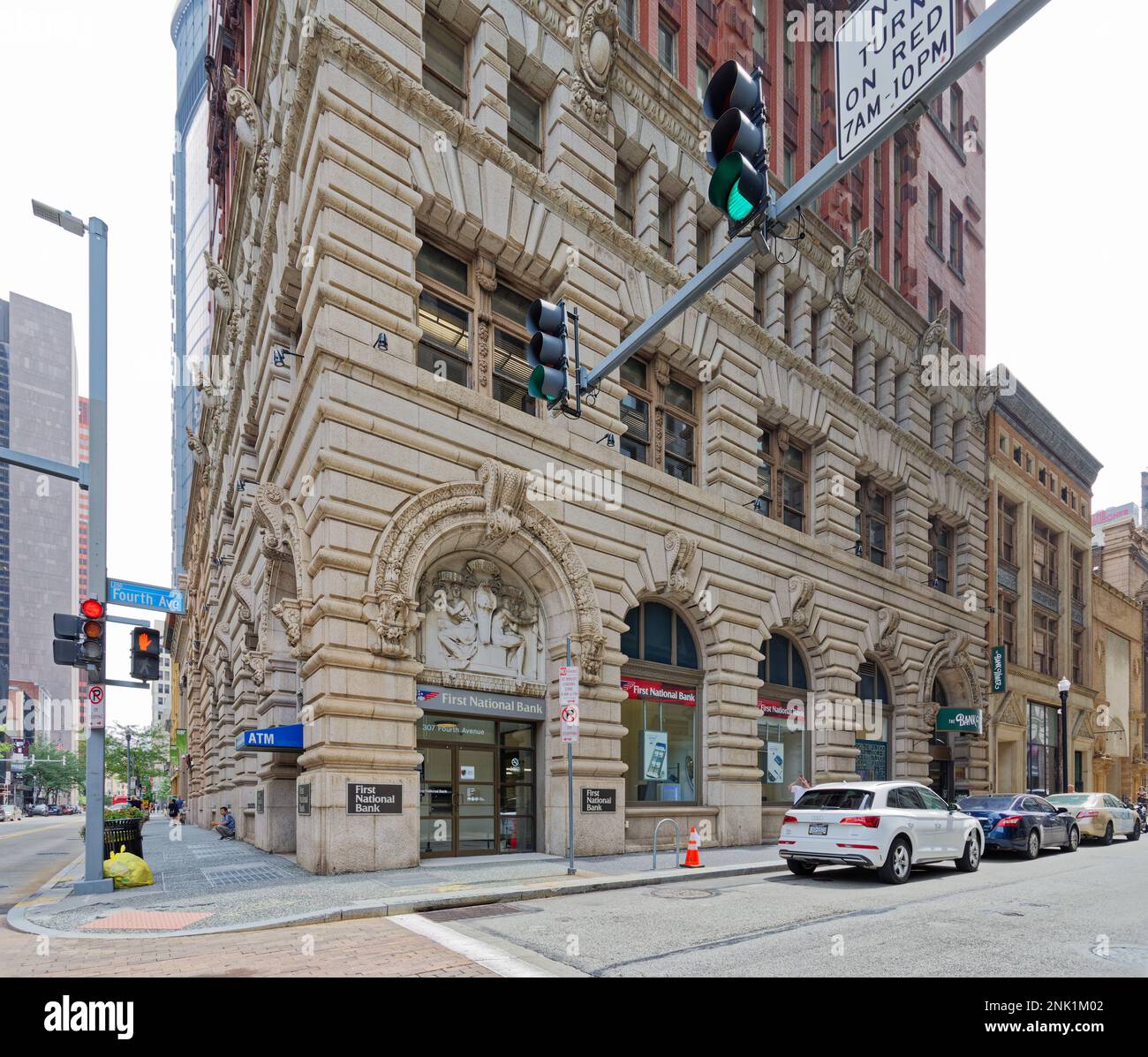 Pittsburgh Downtown: La Bank Tower era originariamente la Banca del risparmio della gente, un dettaglio ancora visibile nelle sculture in pietra. Foto Stock