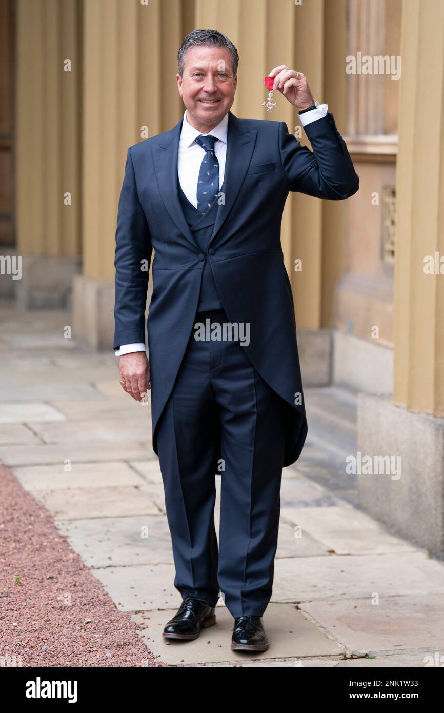John Torode dopo essere stato fatto un MBE durante una cerimonia di investitura a Buckingham Palace, Londra. Data immagine: Giovedì 23 febbraio 2023. Foto Stock
