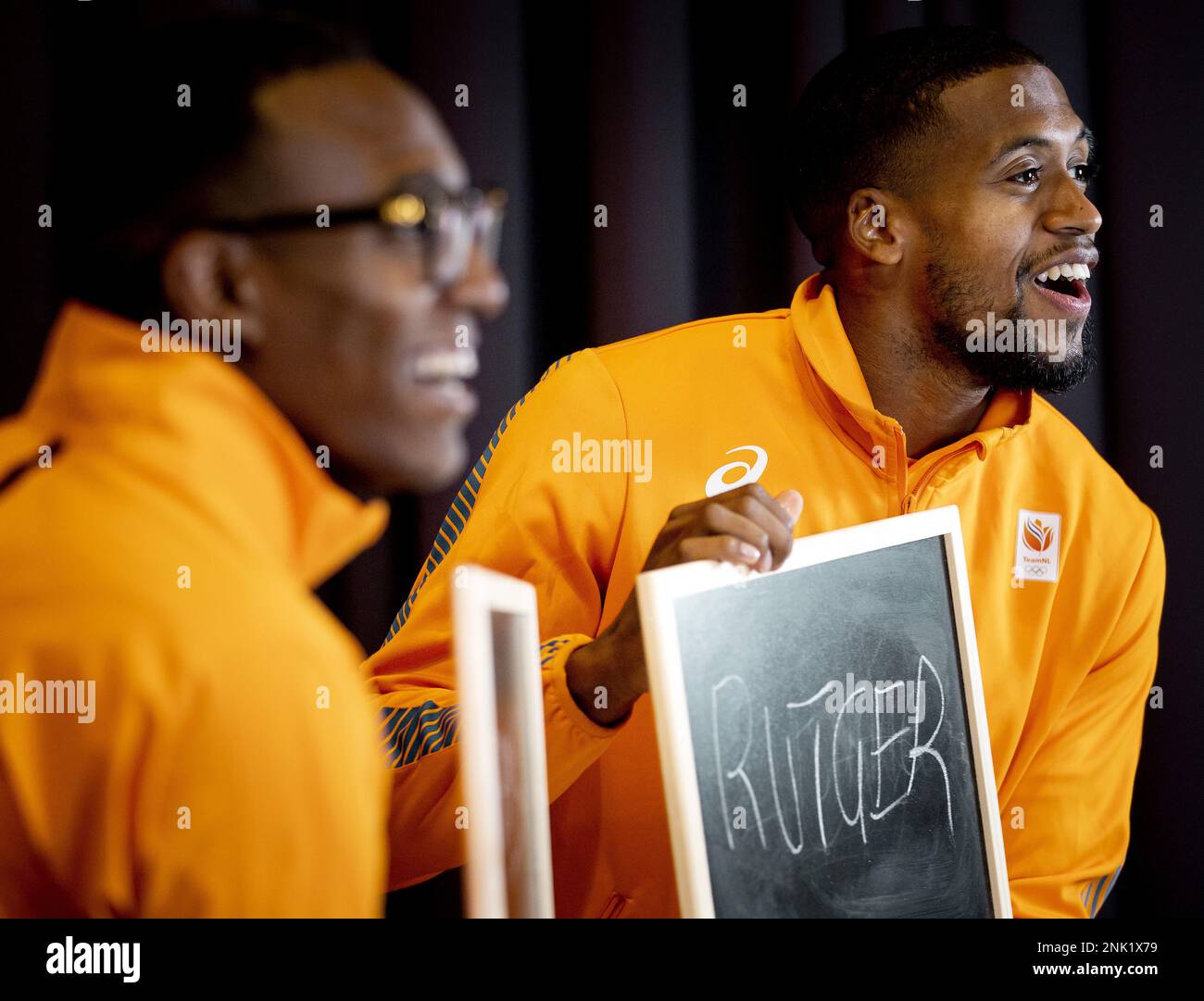 ARNHEM - Liemarvin Bonevacia e Isayah Boers (R) durante una riunione stampa dell'Unione Atletica al Papendal in vista dei campionati europei indoor di Istanbul all'inizio di marzo. ANP KOEN VAN WEEL Foto Stock