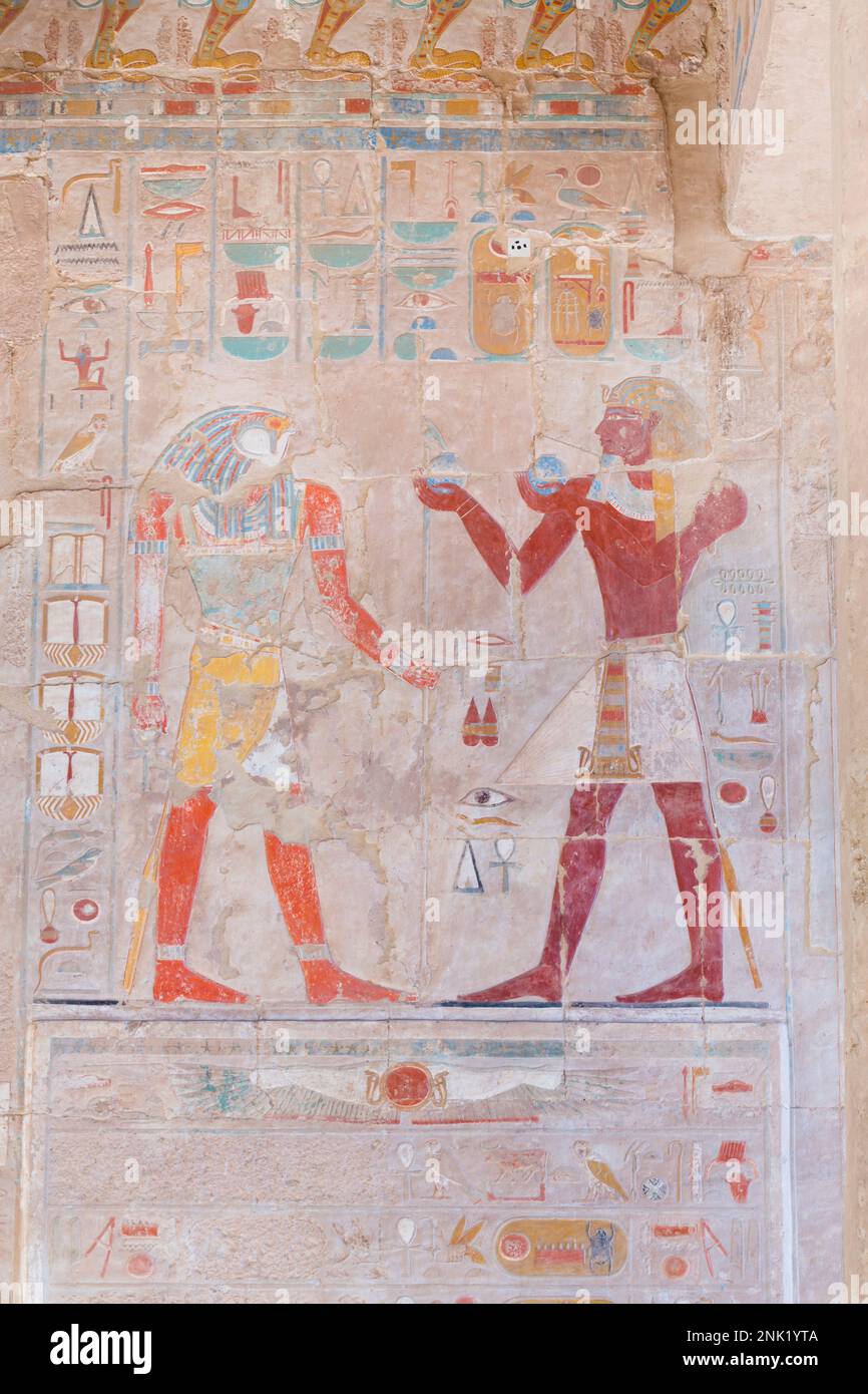 Bas rilievo immagine raffigurante il faraone (a destra) che fa offerte al Dio Horus, tempio Hatshepsut di Deir al Bahari, Luxor, Egitto Foto Stock