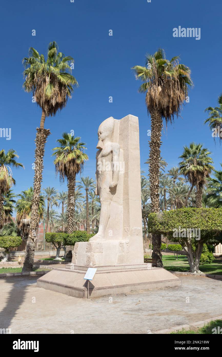 Statua di Ramesse II, 1279-1213 a.C. circa, granito rosso, mit Rahina Museum, Memphis, Egitto Foto Stock