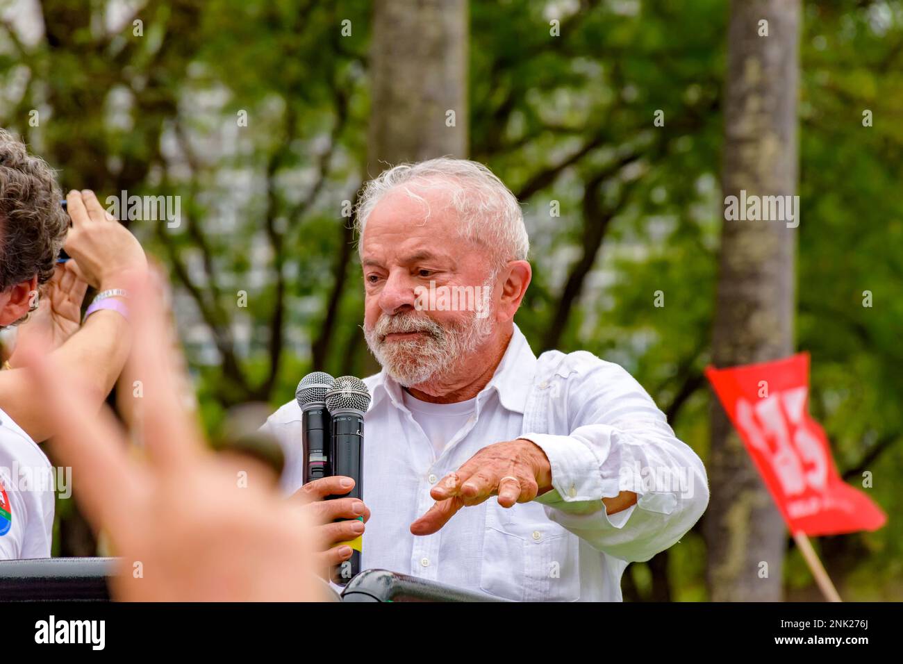 Attuale presidente eletto del Brasile, Luiz Inácio Lula da Silva, parlando ai suoi elettori durante la sua visita a Belo Horizonte, nello stato di Minas Ger Foto Stock