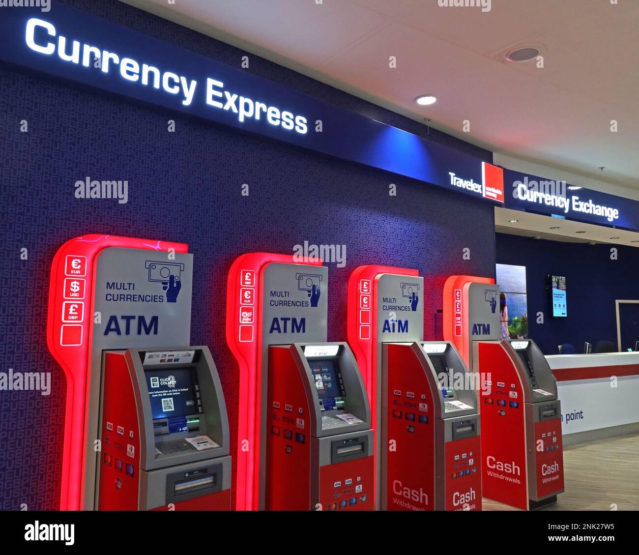 Airport Travelex valuta Express ATM, a Manchester International, Inghilterra, Regno Unito, M90 1QX - denaro di viaggio Foto Stock
