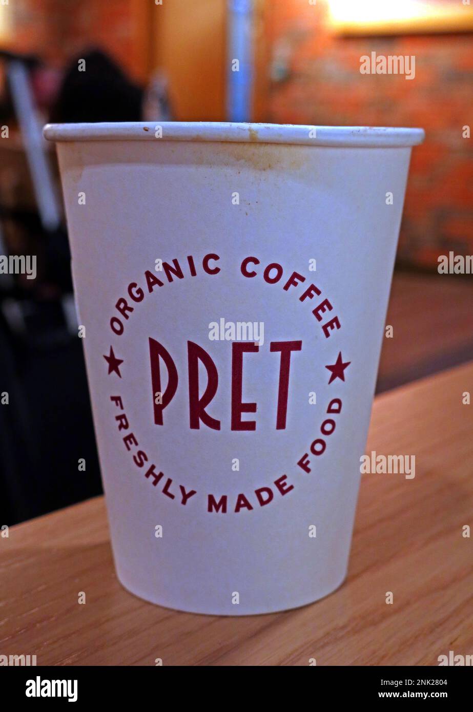 Pret a Manger Organic Coffee Cup, cibo appena fatto, in un punto vendita all'aeroporto internazionale di Manchester, Inghilterra, Regno Unito Foto Stock