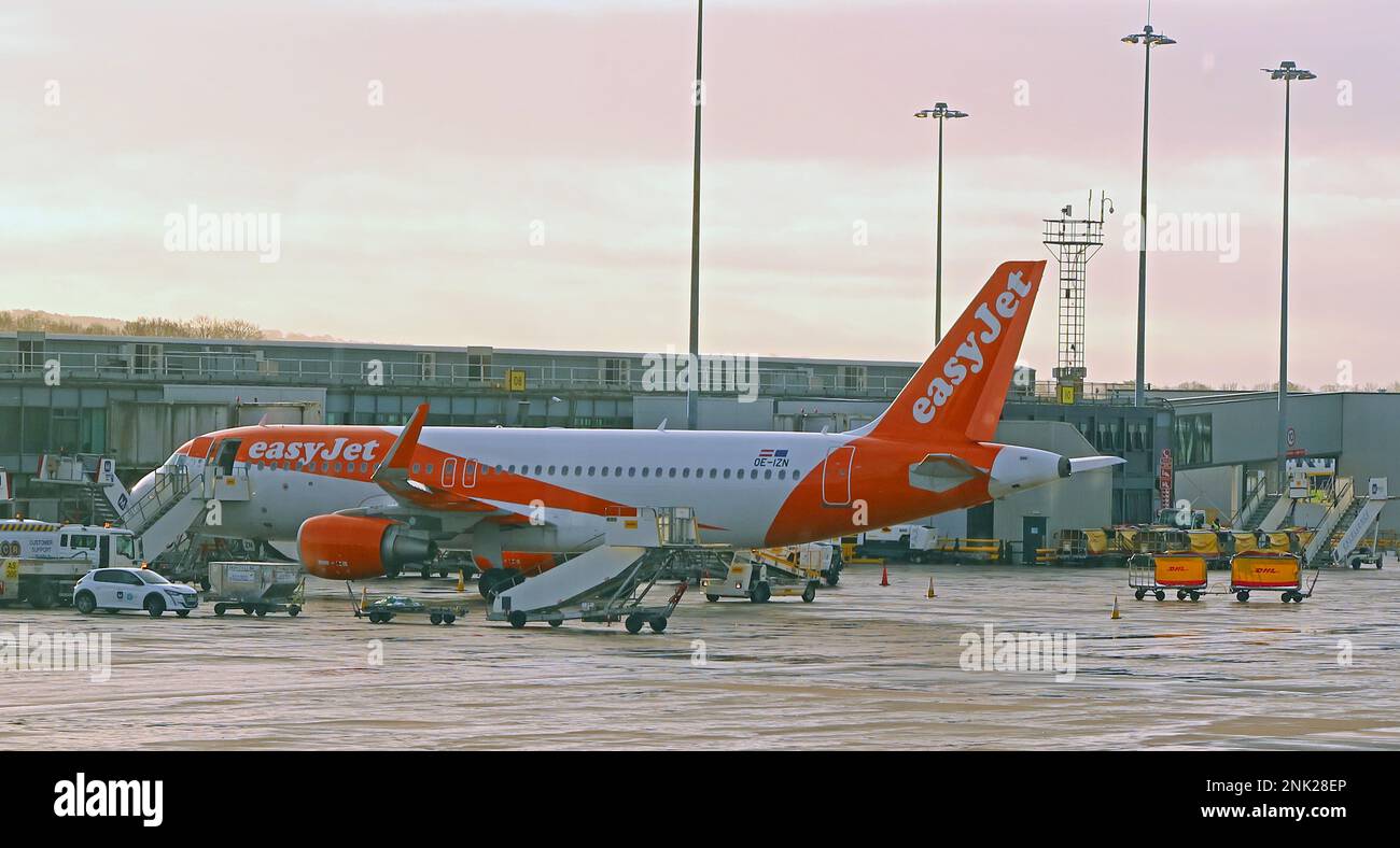 Easyjet OE-IZN Airbus A320-214 Un aereo passeggeri EasyJet in un aeroporto mentre Apollo entra in una guerra di offerte per la compagnia aerea low-cost britannica con una possibile offerta da £5 miliardi Foto Stock