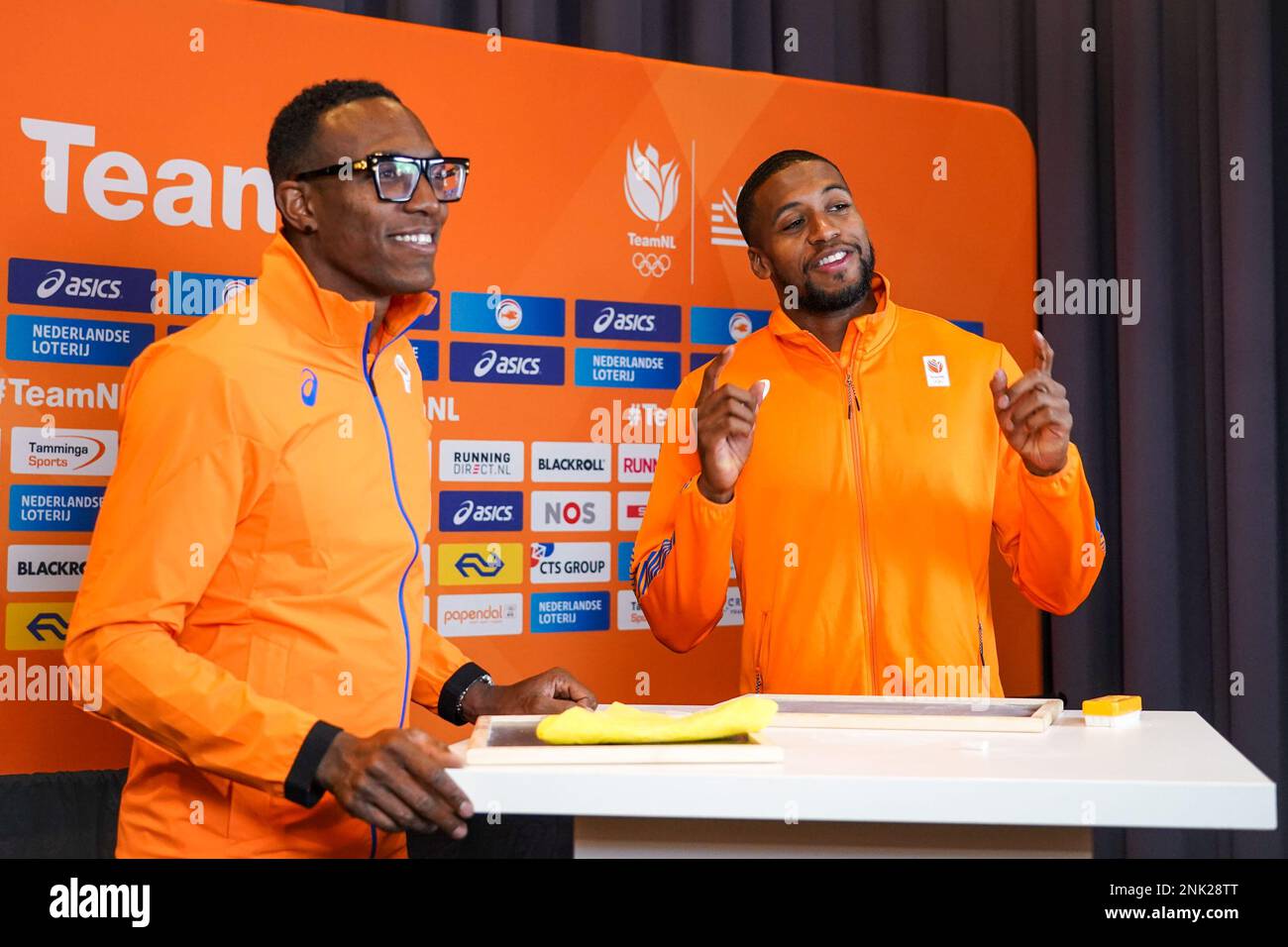 ARNHEM, PAESI BASSI - 23 FEBBRAIO: Liemarvin Bonevacia dei Paesi Bassi e Isayah Boers dei Paesi Bassi durante una conferenza stampa prima dei Campionati europei di atletica indoor a Papendal il 23 febbraio 2023 ad Arnhem, Paesi Bassi (Foto di Joris Verwijst/BSR Agency) Foto Stock