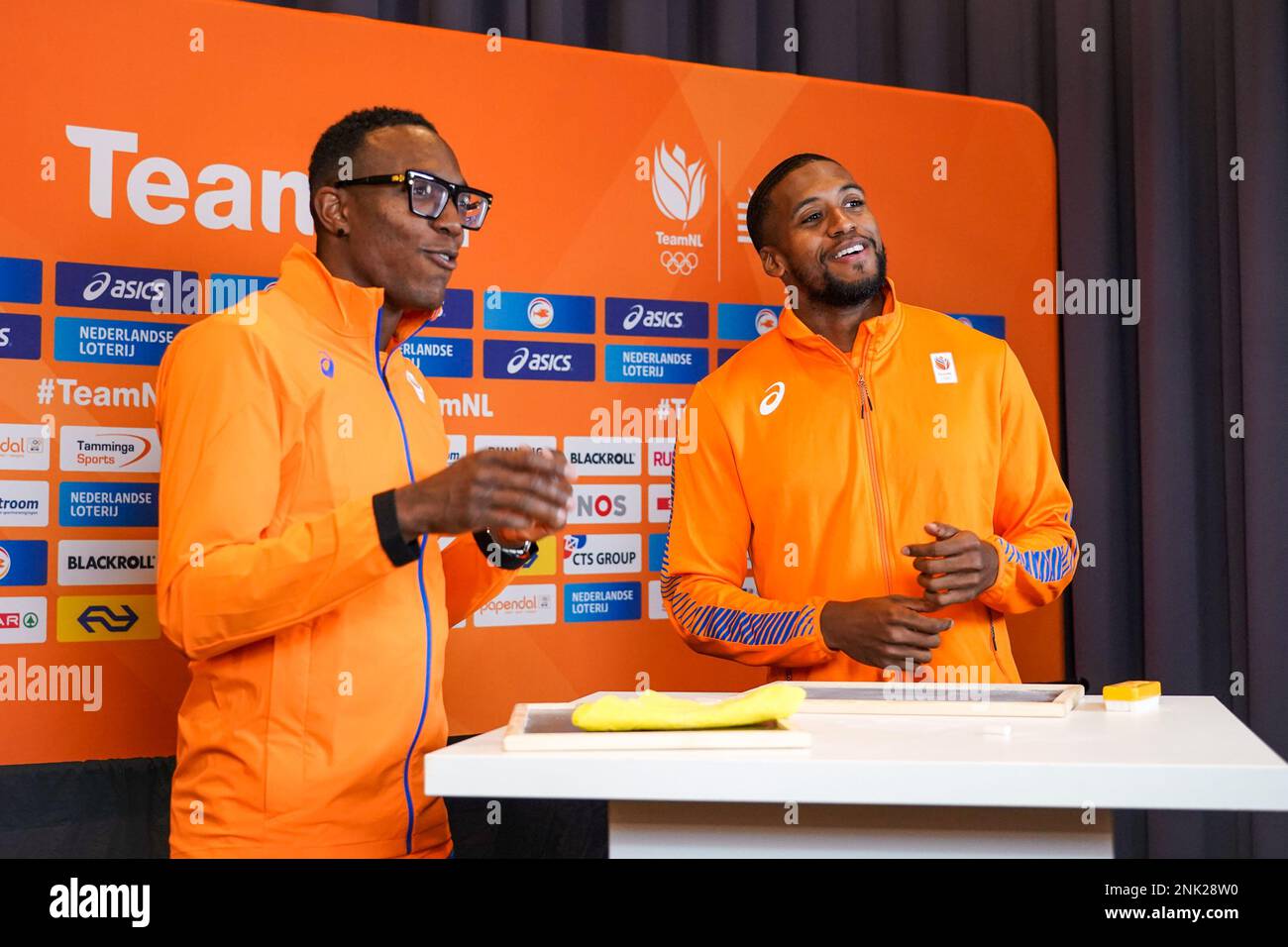 ARNHEM, PAESI BASSI - 23 FEBBRAIO: Liemarvin Bonevacia dei Paesi Bassi e Isayah Boers dei Paesi Bassi durante una conferenza stampa prima dei Campionati europei di atletica indoor a Papendal il 23 febbraio 2023 ad Arnhem, Paesi Bassi (Foto di Joris Verwijst/BSR Agency) Foto Stock