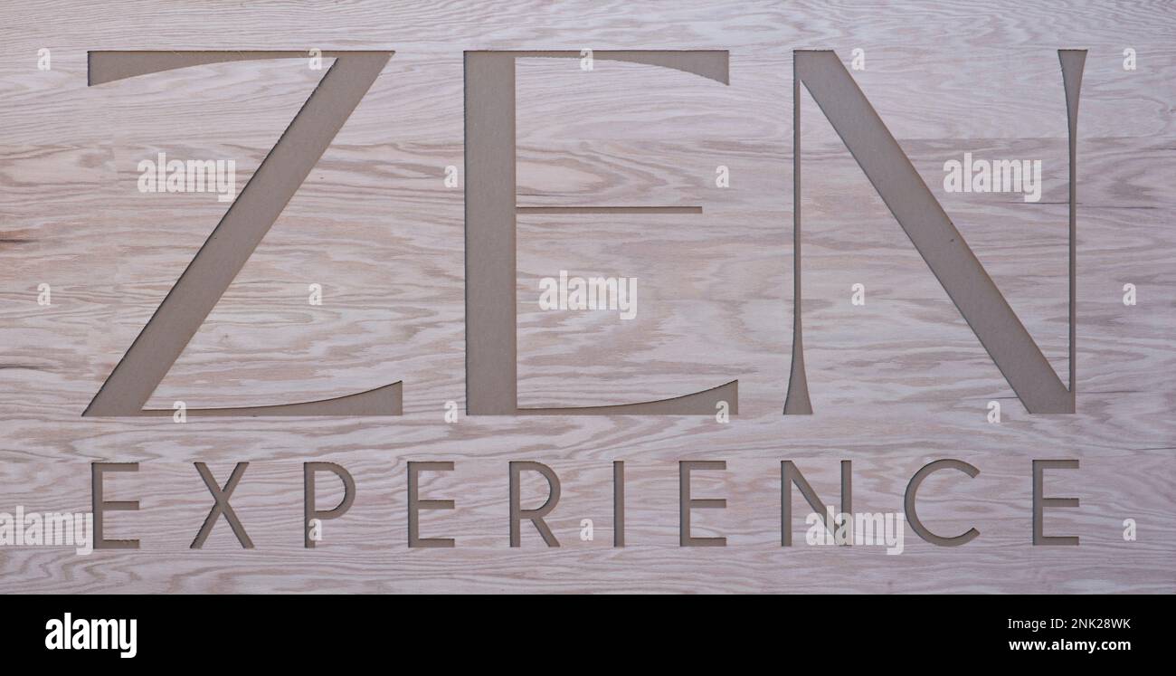 Primo piano di un segno di legno con testo inciso Zen Experience in u Spiritual Retreat in Mexico Foto Stock