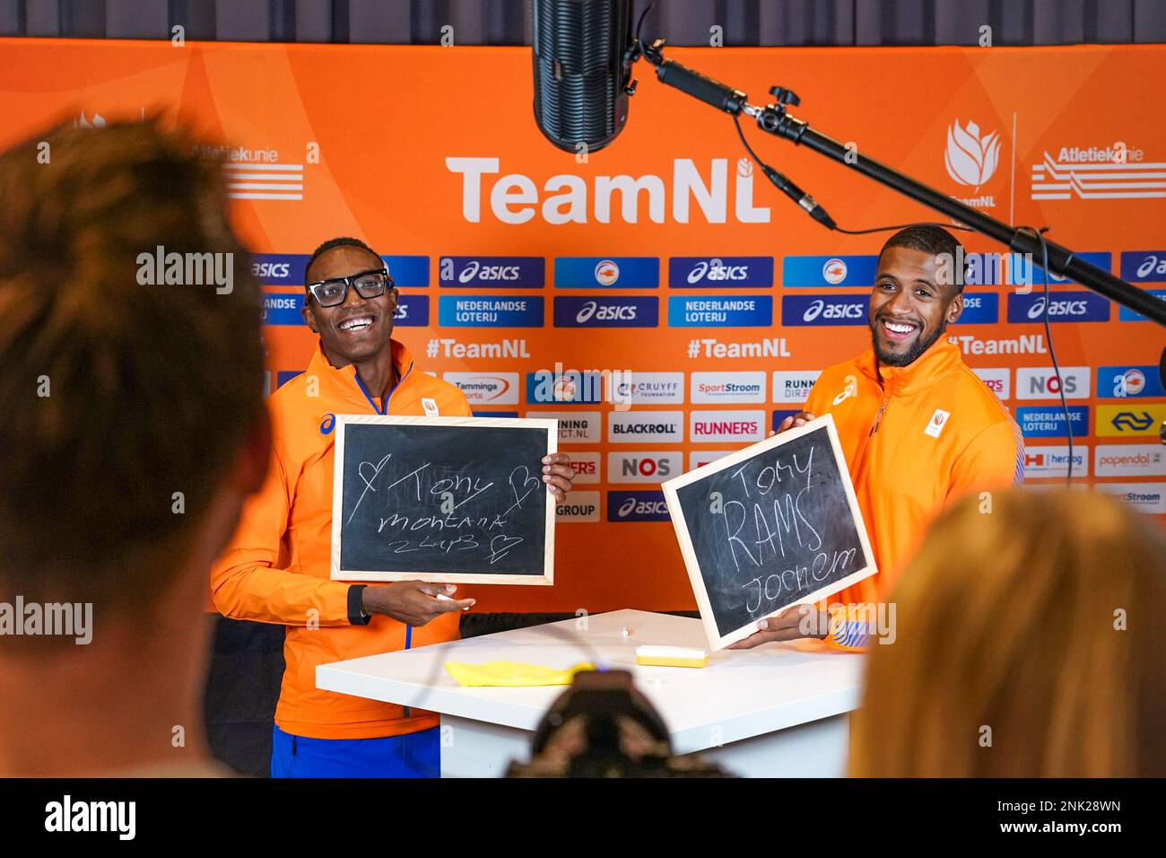 ARNHEM, PAESI BASSI - 23 FEBBRAIO: Liemarvin Bonevacia dei Paesi Bassi e Isayah Boers dei Paesi Bassi durante una conferenza stampa prima dei Campionati europei di atletica indoor a Papendal il 23 febbraio 2023 ad Arnhem, Paesi Bassi (Foto di Joris Verwijst/BSR Agency) Foto Stock