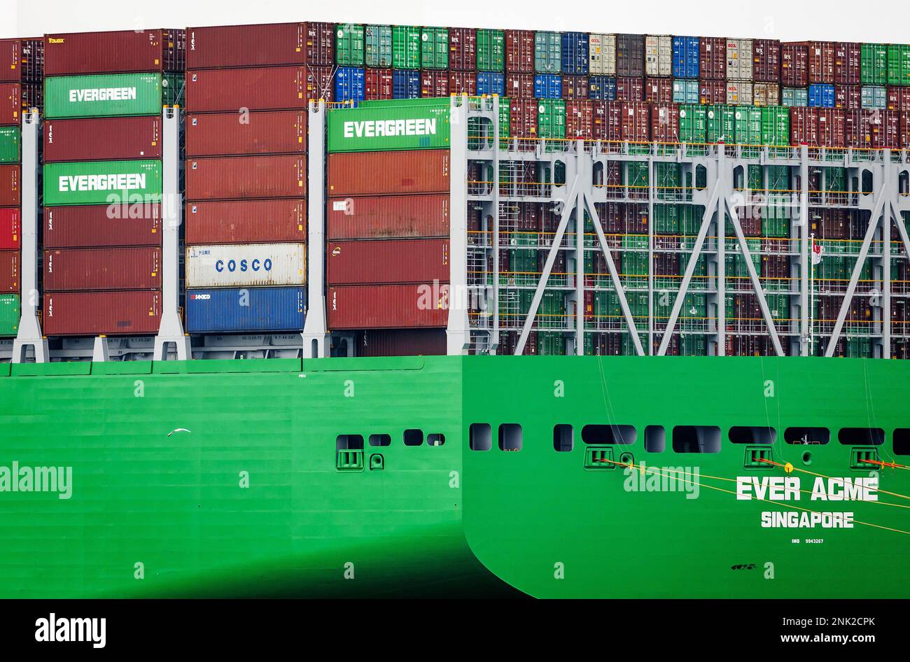 ROTTERDAM - Containers al Terminal Euromax sulla Maasvlakte di Rotterdam. L'autorità del porto di Rotterdam fornisce una spiegazione dei dati relativi al volume di produzione e dei risultati finanziari per il 2022. Ciò comprendeva una spiegazione dell'impatto della guerra in Ucraina, delle sanzioni contro la Russia e dei cambiamenti nell'approvvigionamento energetico globale. ANP REMKO DE WAAL olanda fuori - belgio fuori Foto Stock