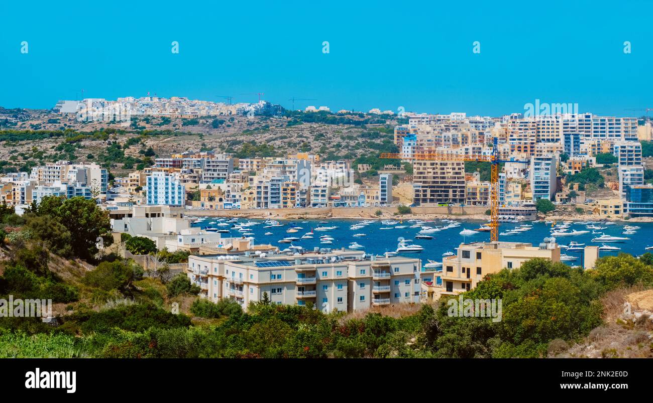 Una vista sulla baia di San Paolo, San Pawl il-Bahar in lingua maltese, a Malta, in una giornata estiva Foto Stock